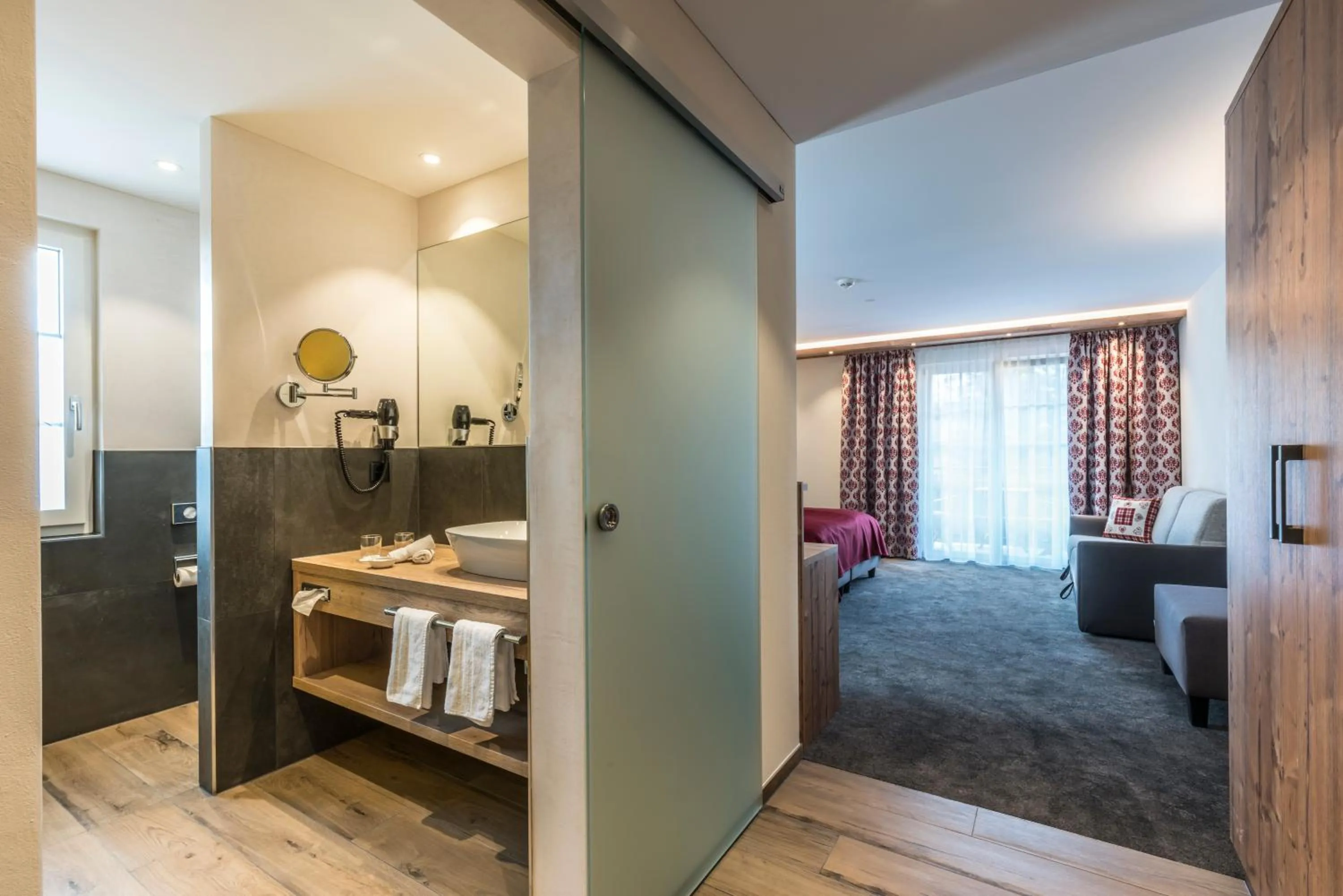 Bathroom, Bed in Hotel Gibswilerstube