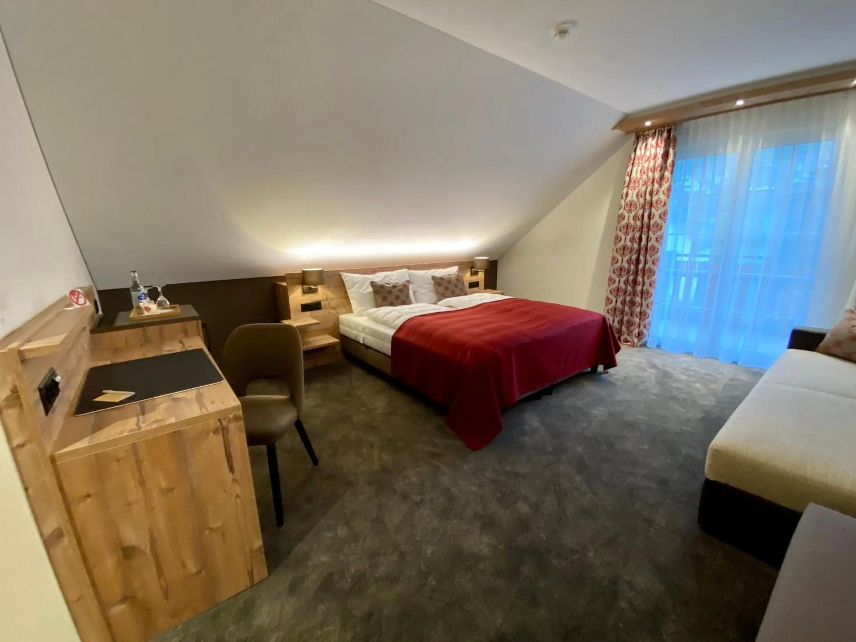 Photo of the whole room, Bed in Hotel Gibswilerstube