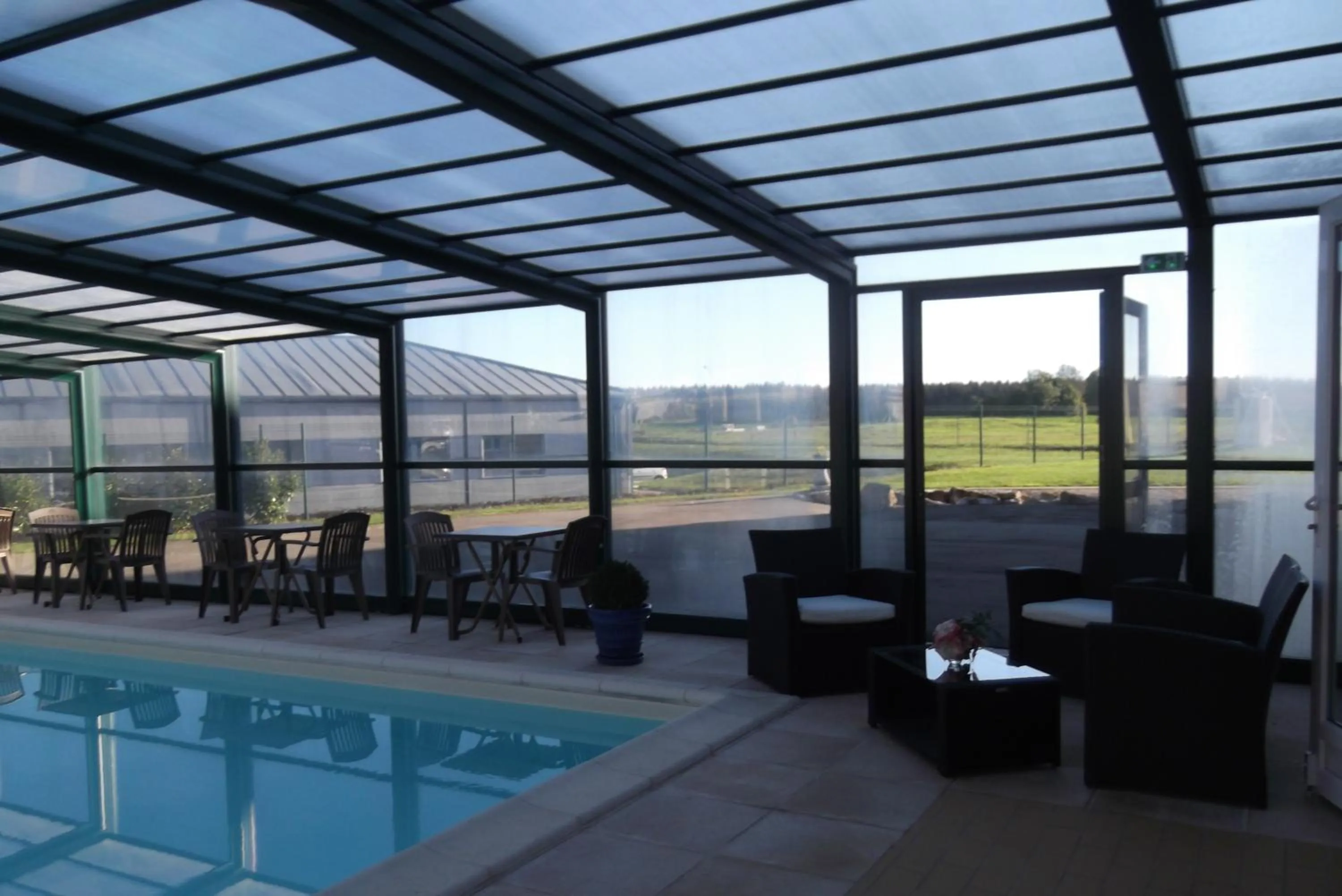 Swimming pool in Logis Jum'Hotel