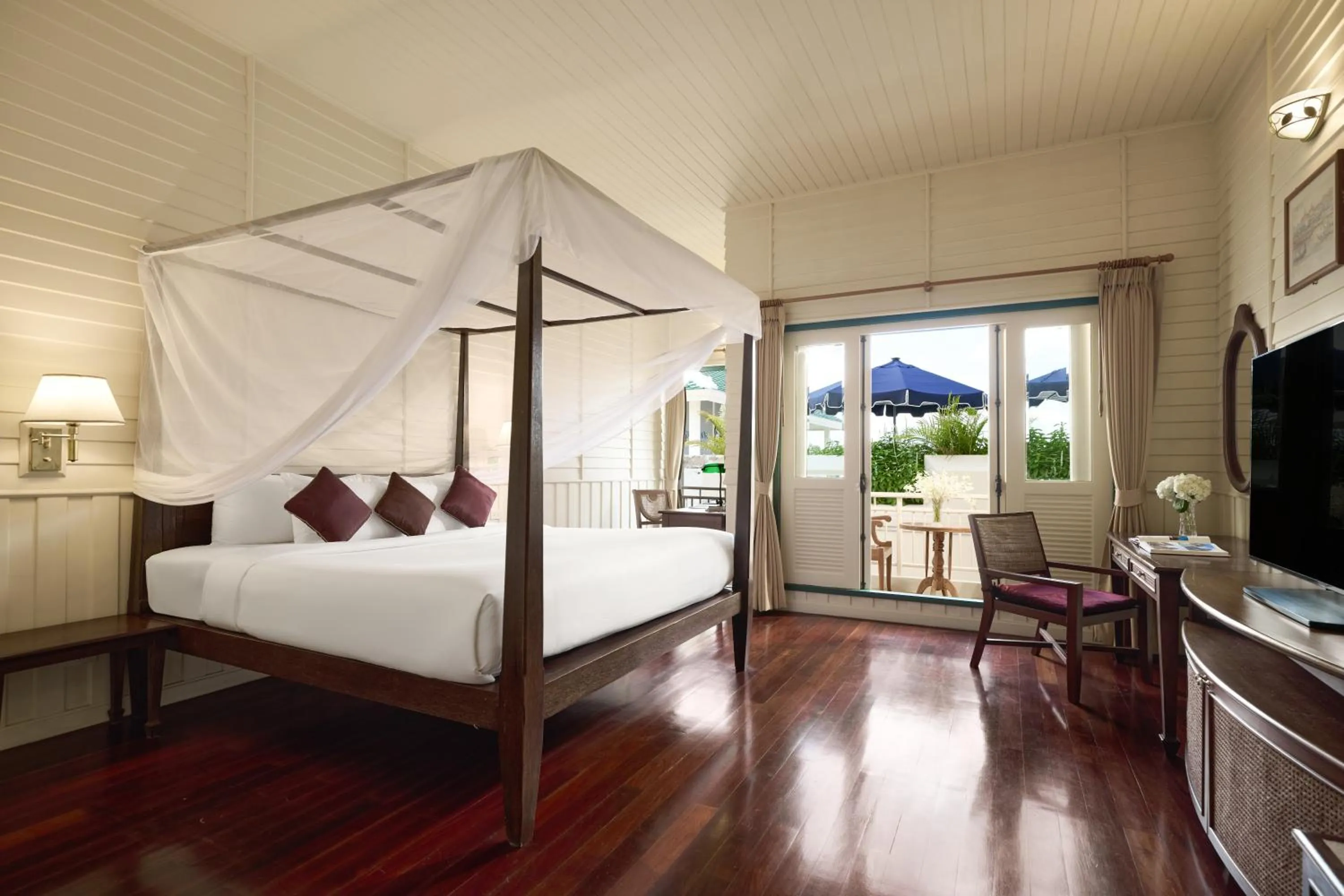 Bed in Kalanan Riverside Resort