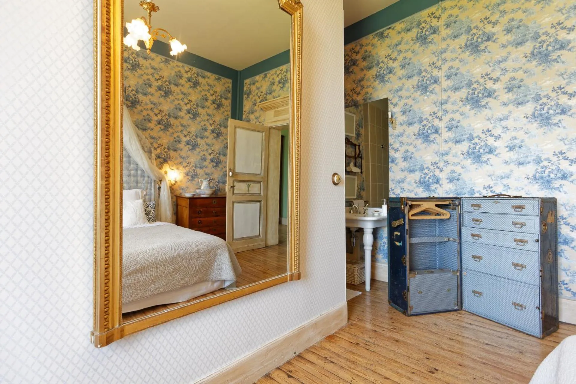 Photo of the whole room, Bed in Domaine du Buc, Le Château