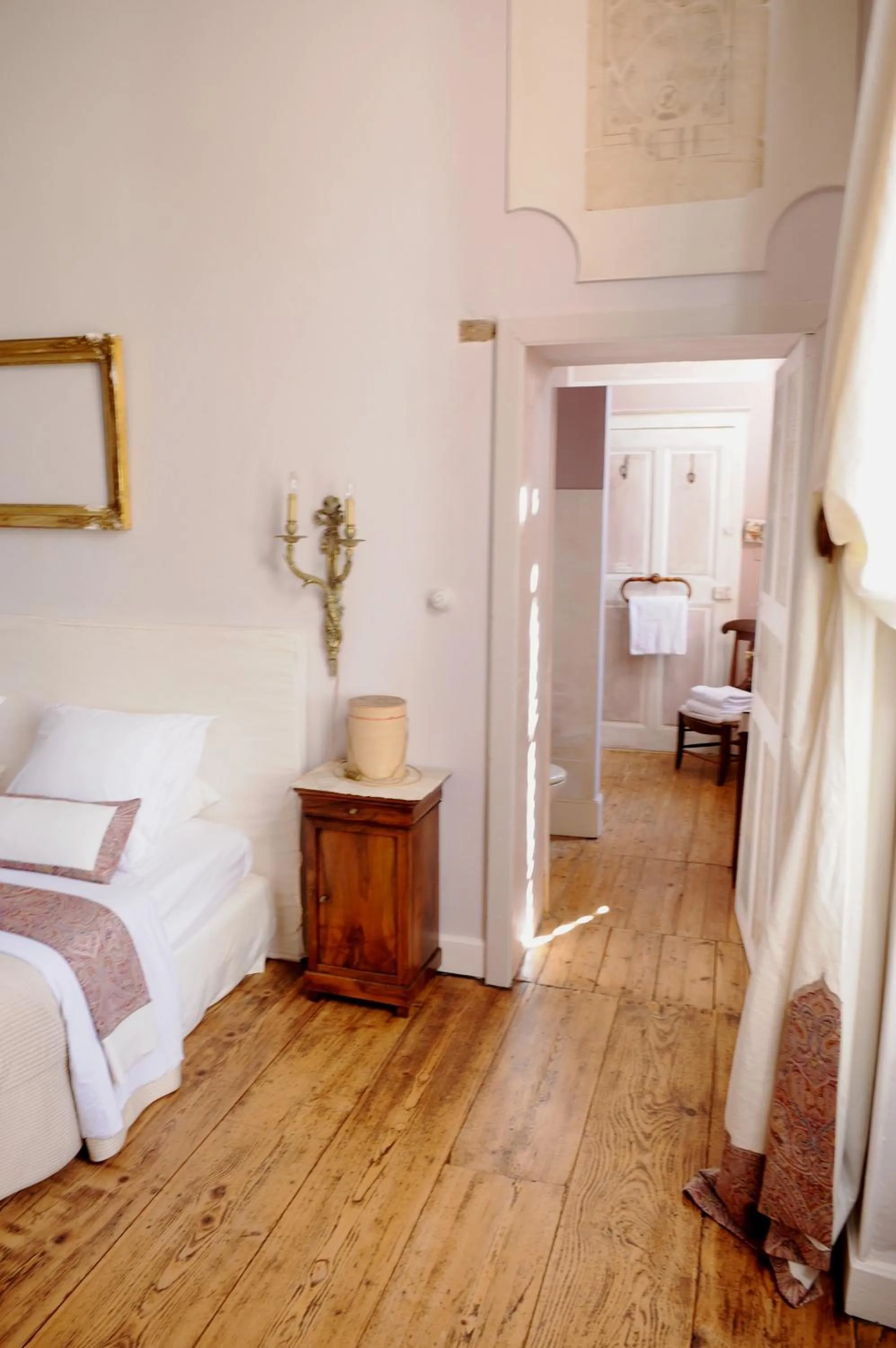 Toilet, Bed in Domaine du Buc, Le Château