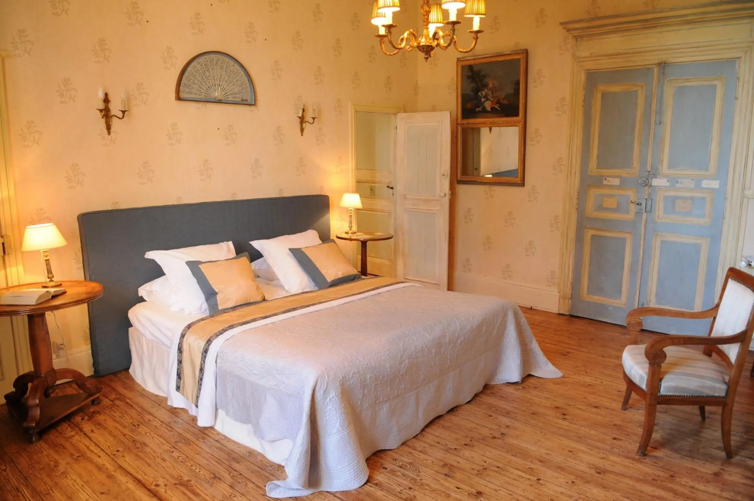 Photo of the whole room, Bed in Domaine du Buc, Le Château