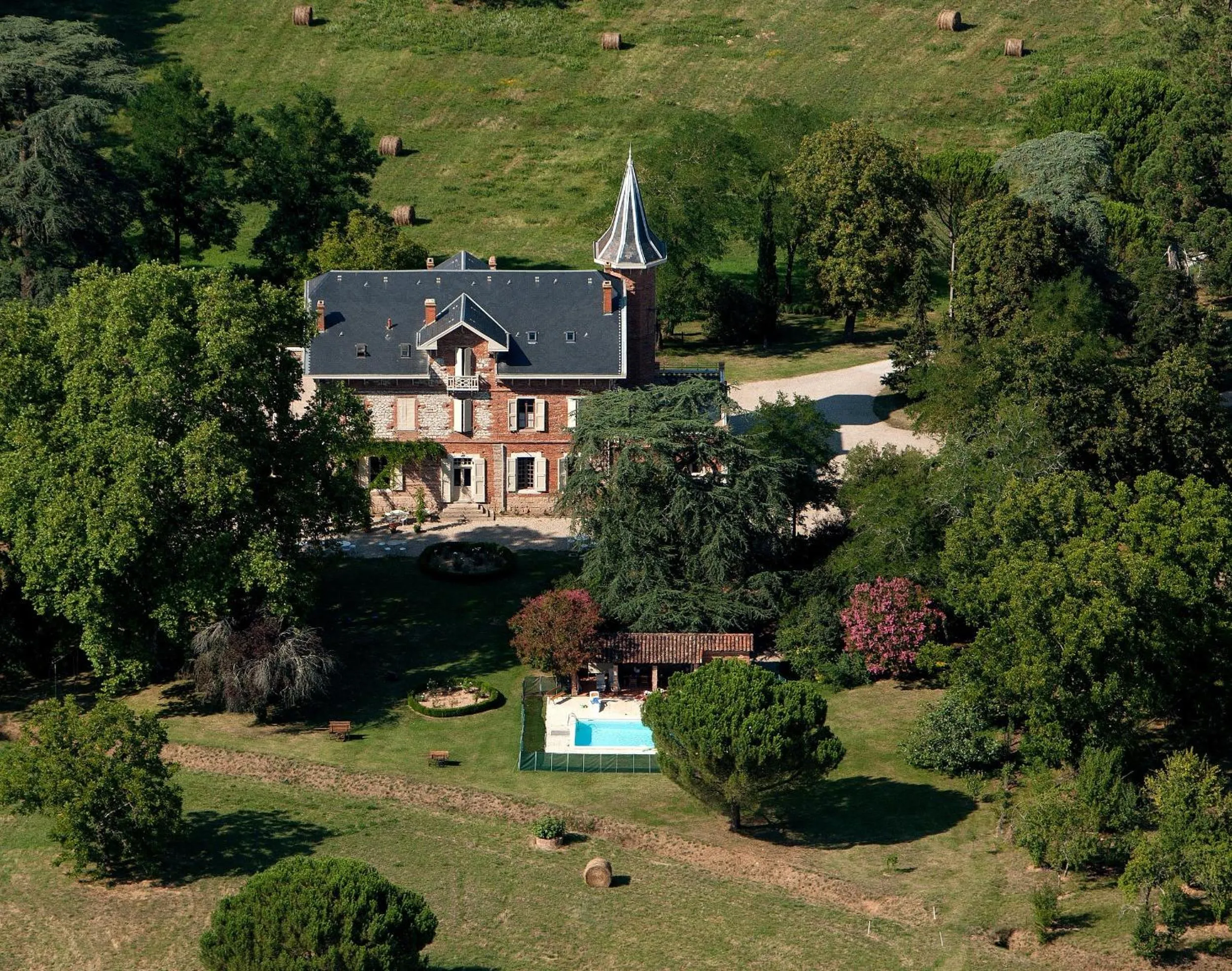 Bird's eye view in Domaine du Buc, Le Château