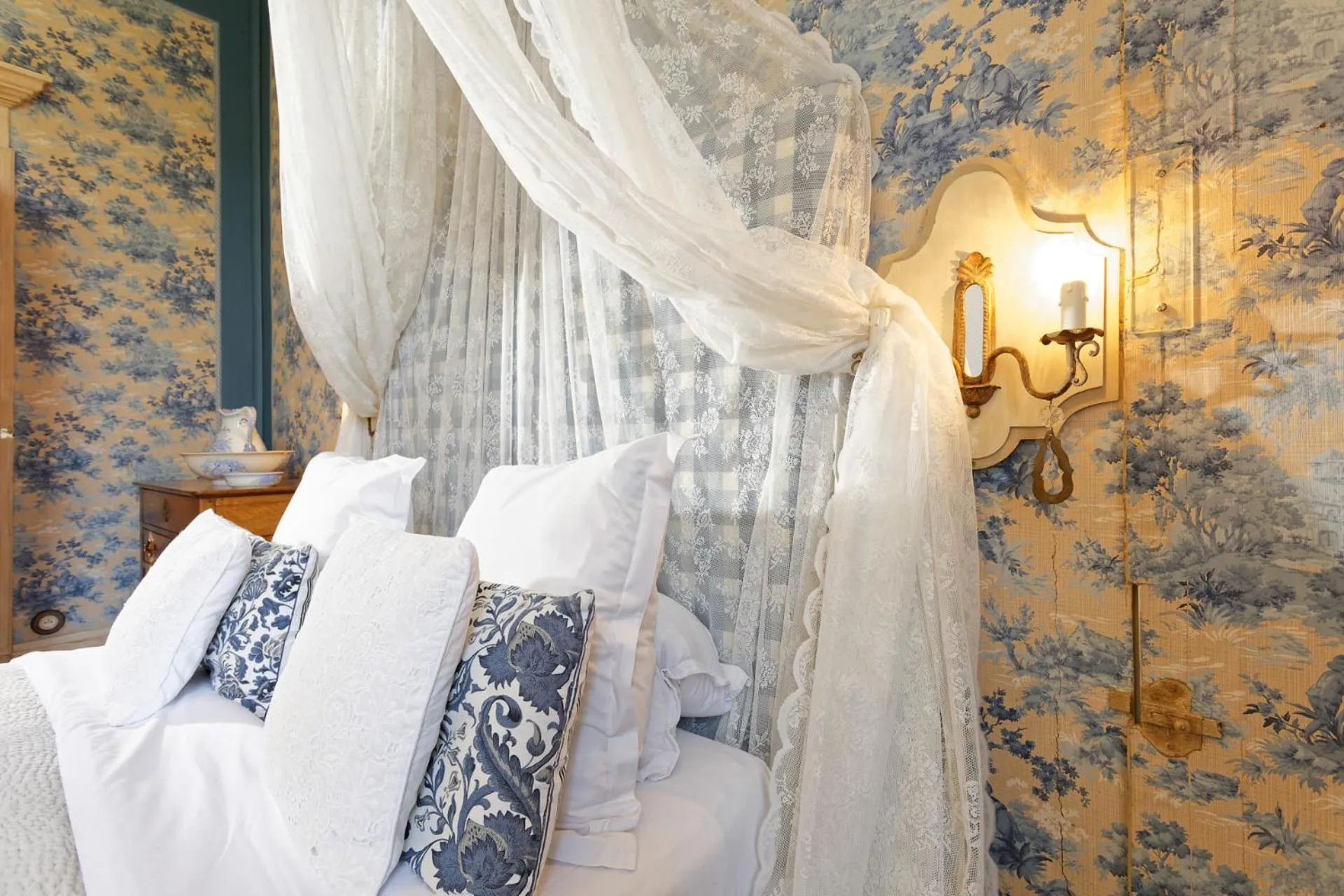 Bed in Domaine du Buc, Le Château