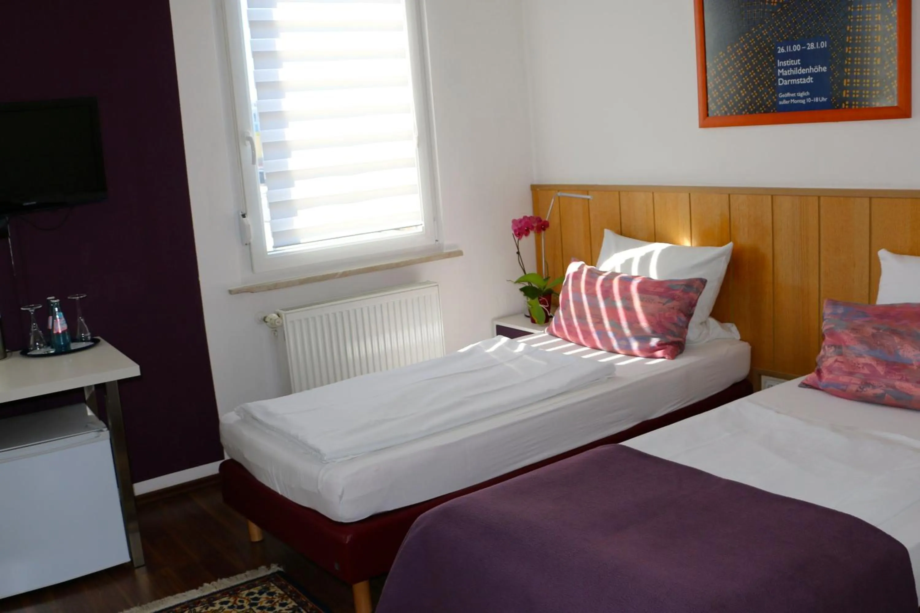Photo of the whole room, Bed in Casa Hotel Neu-Isenburg
