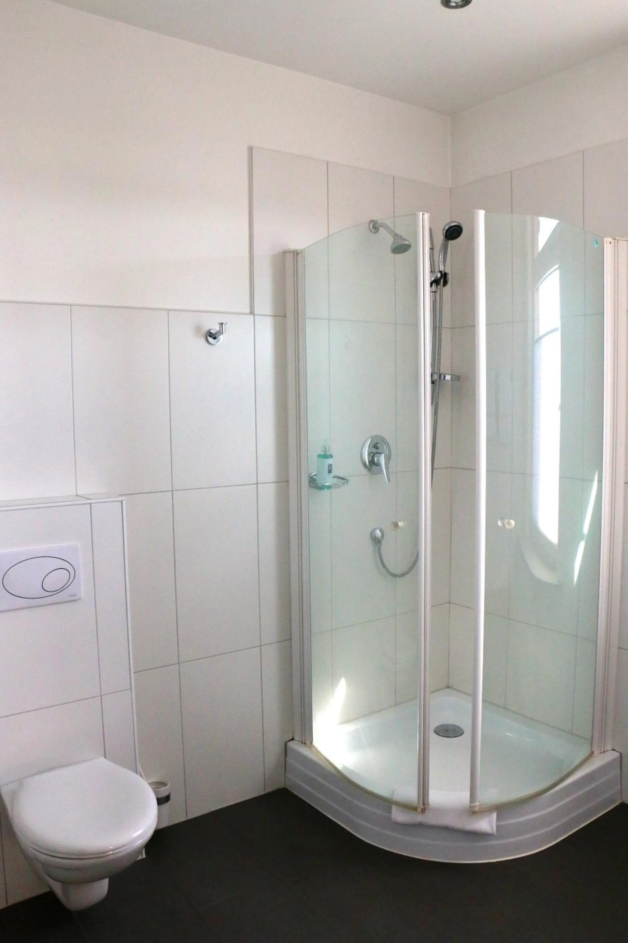 Shower in Casa Hotel Neu-Isenburg
