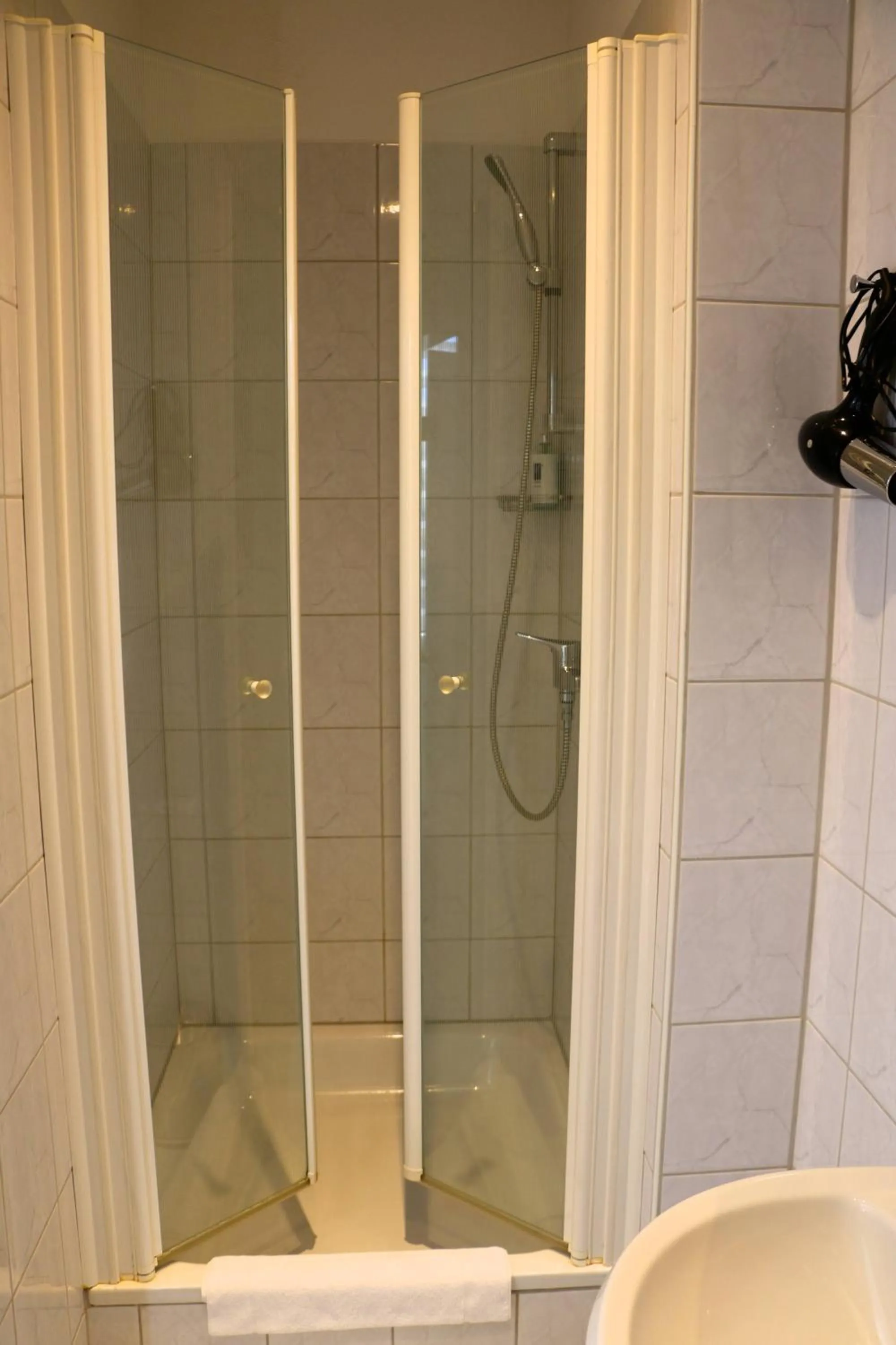 Shower in Casa Hotel Neu-Isenburg