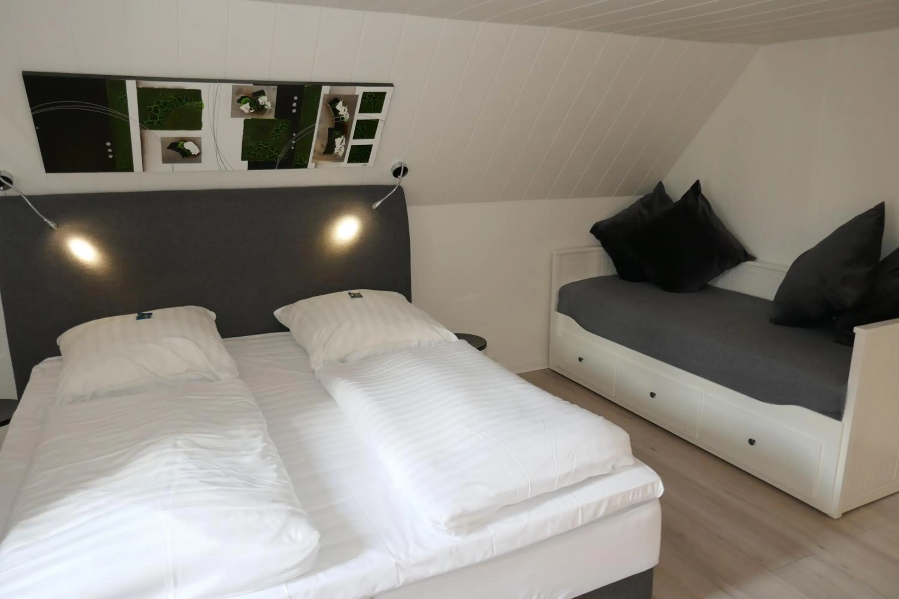 Photo of the whole room, Bed in Hotel Gasthof Handewitt