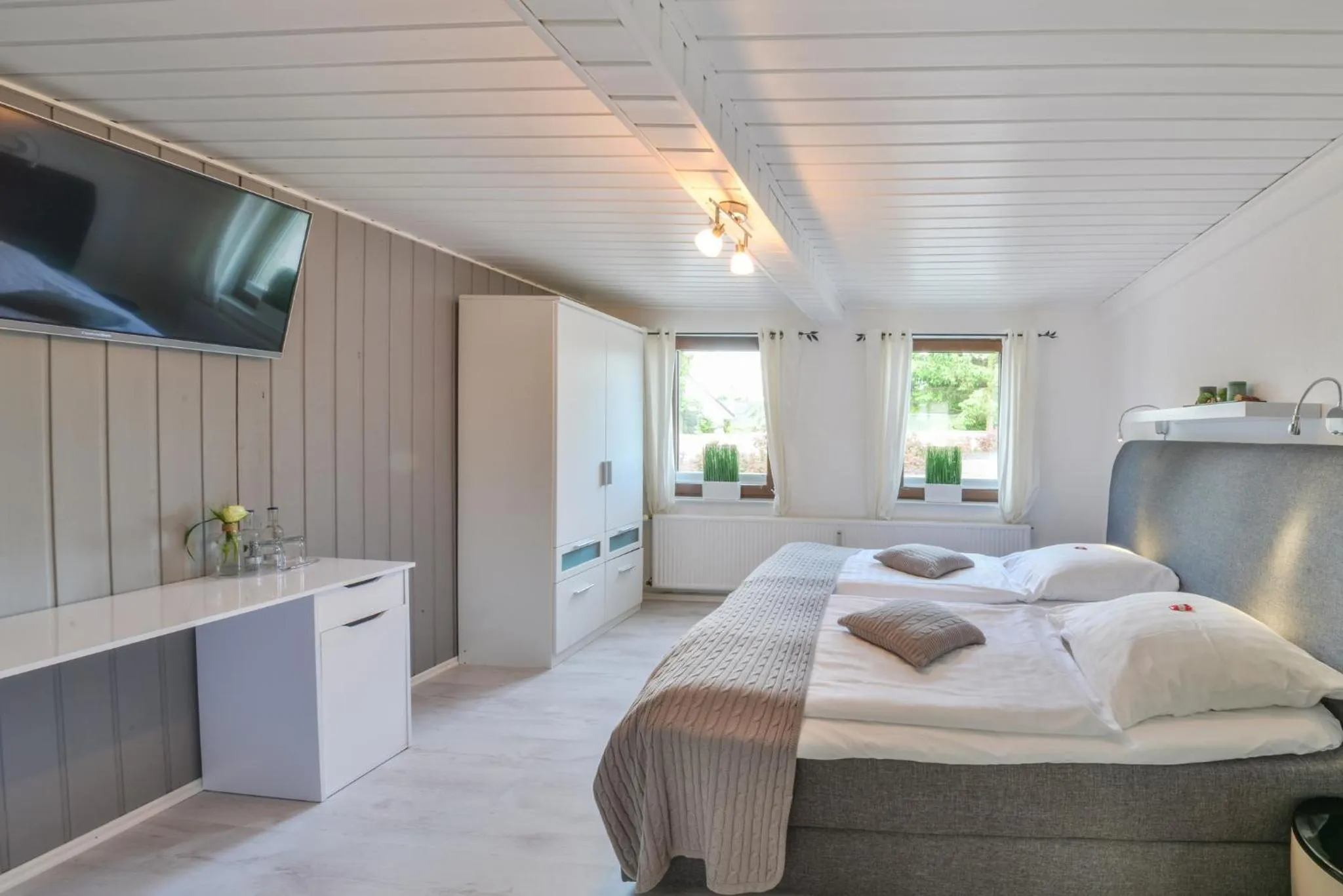 Shower, Bed in Hotel Gasthof Handewitt