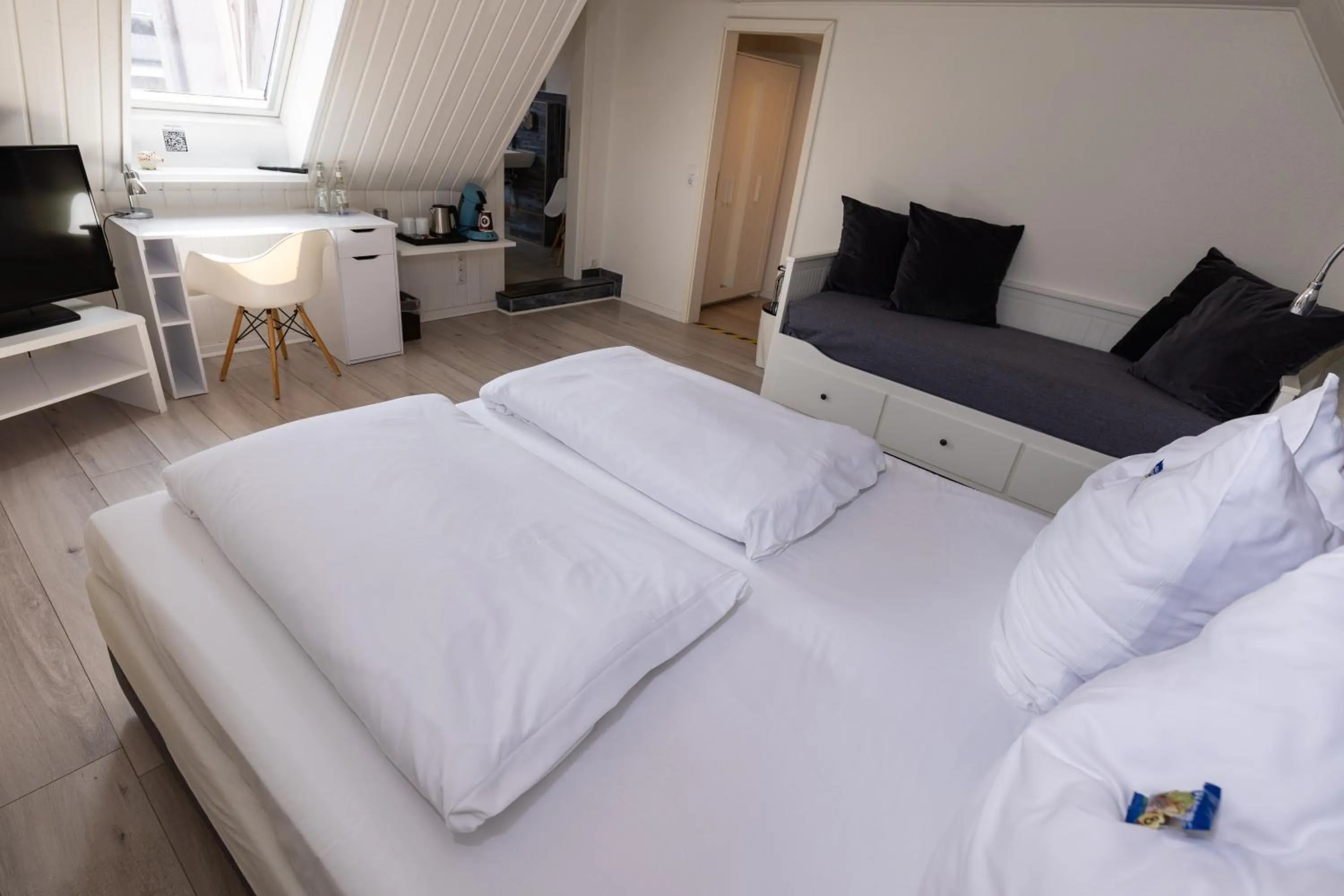 Photo of the whole room, Bed in Hotel Gasthof Handewitt