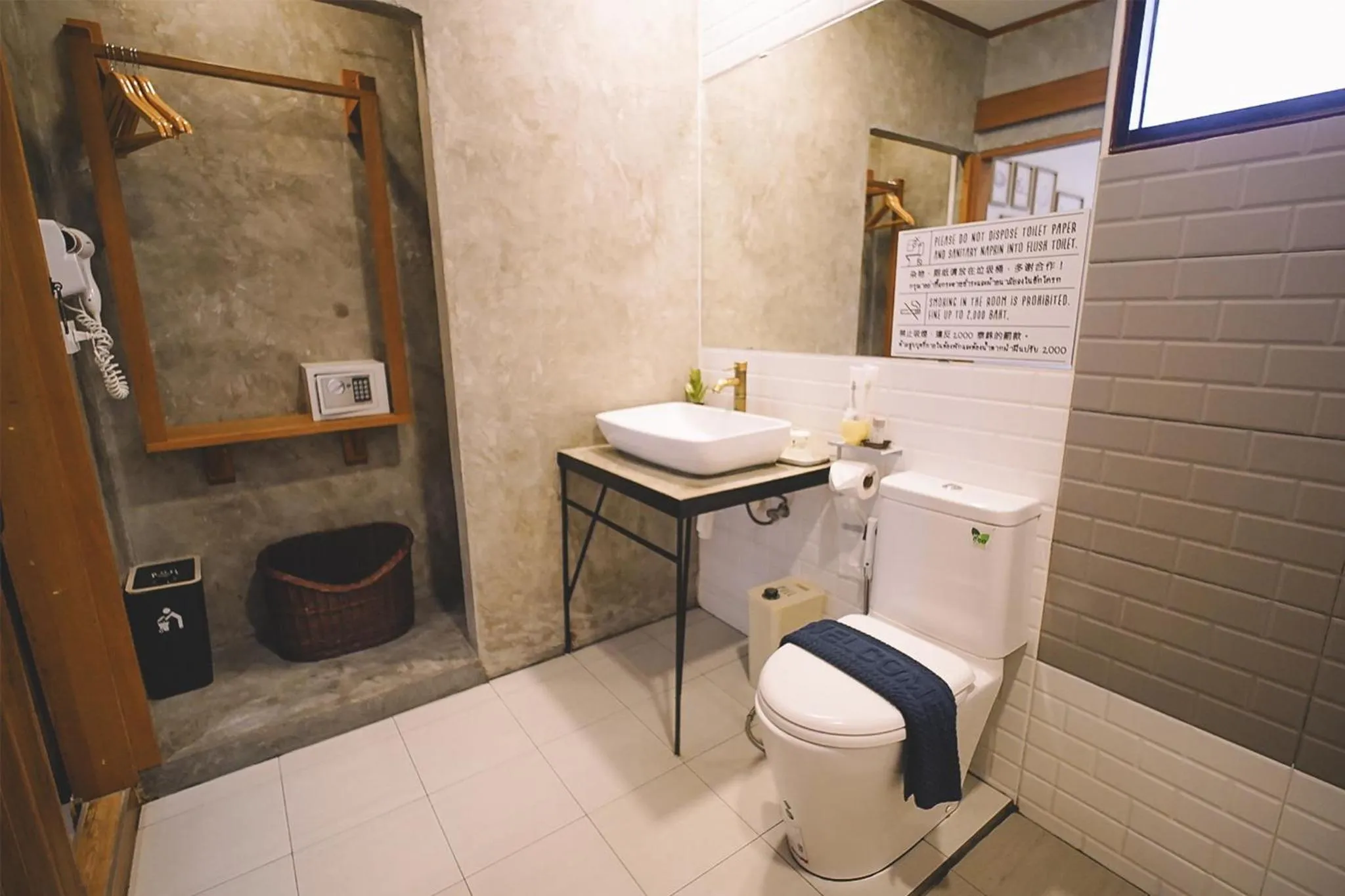 Toilet in Sleepy House Chiang Rai