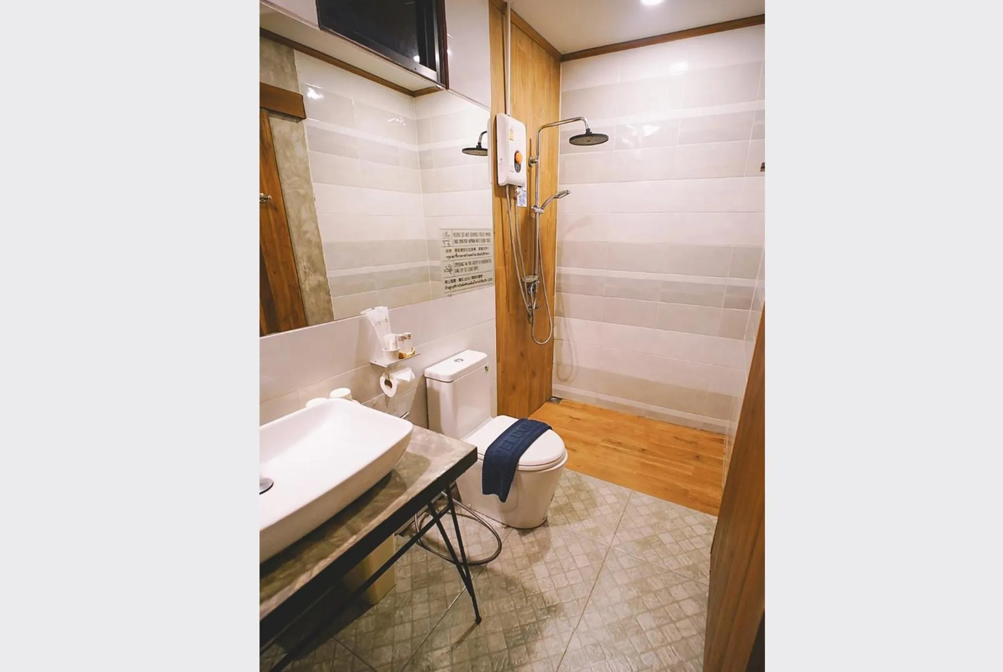 Shower in Sleepy House Chiang Rai