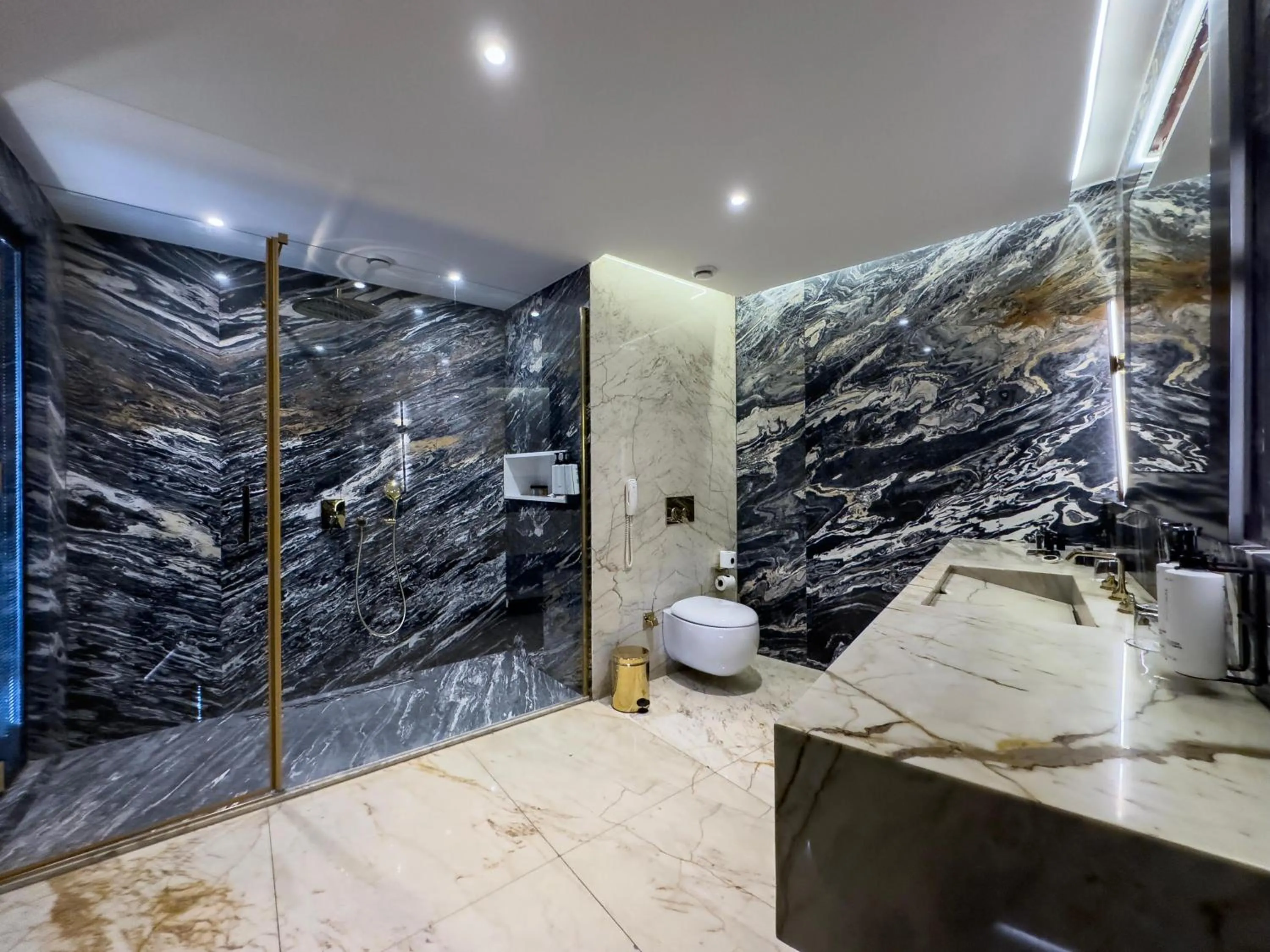 Bathroom in Charisma De Luxe Hotel