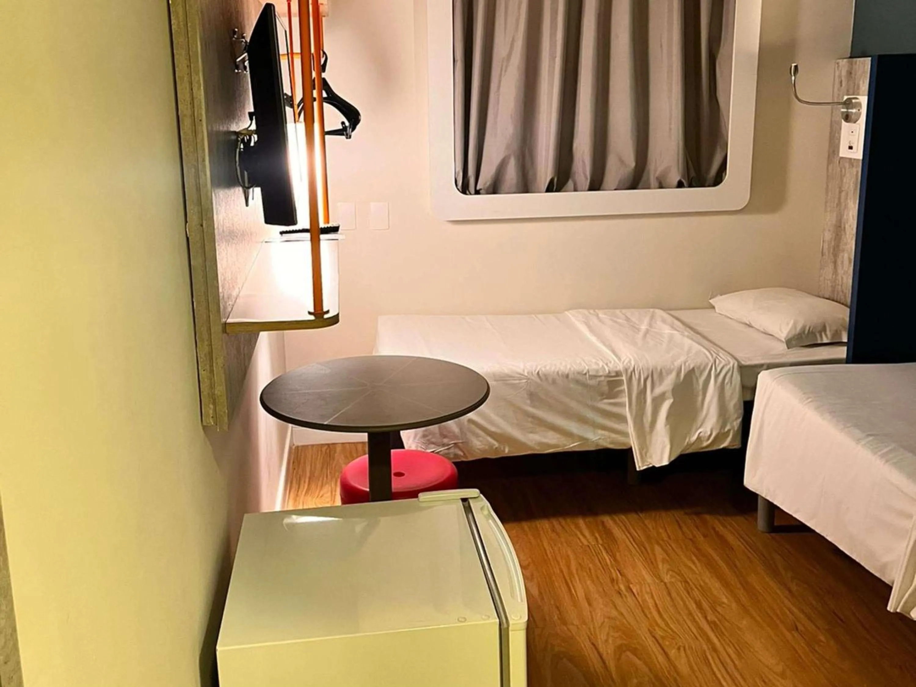 Bedroom, Bed in ibis budget Santos Gonzaga