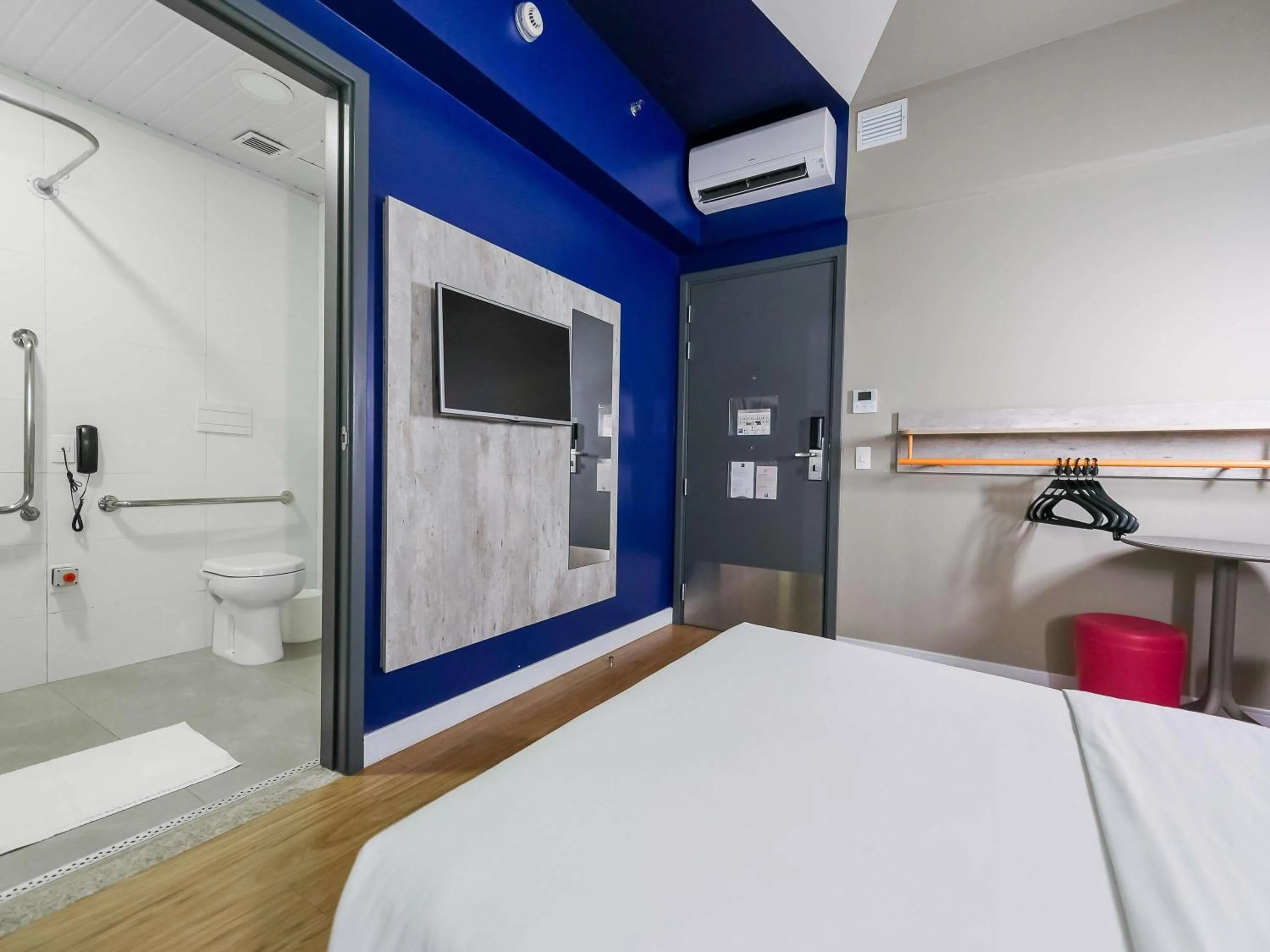 Bedroom, Bed in ibis budget Santos Gonzaga