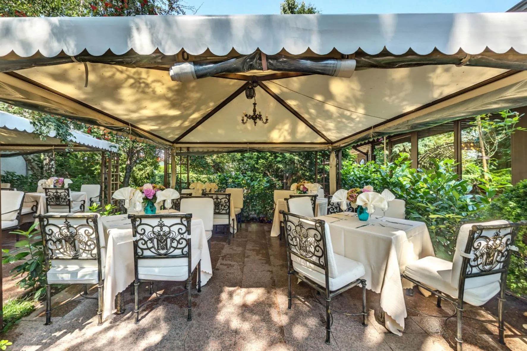 Restaurant/places to eat in Hotel Montecito