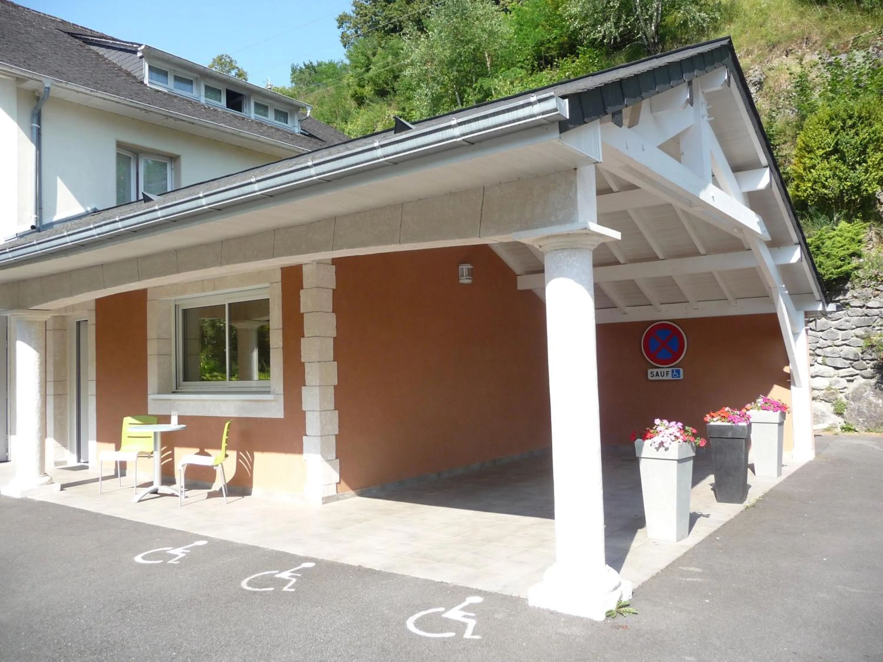 Facade/entrance in Logis Hôtel L'Ayguelade