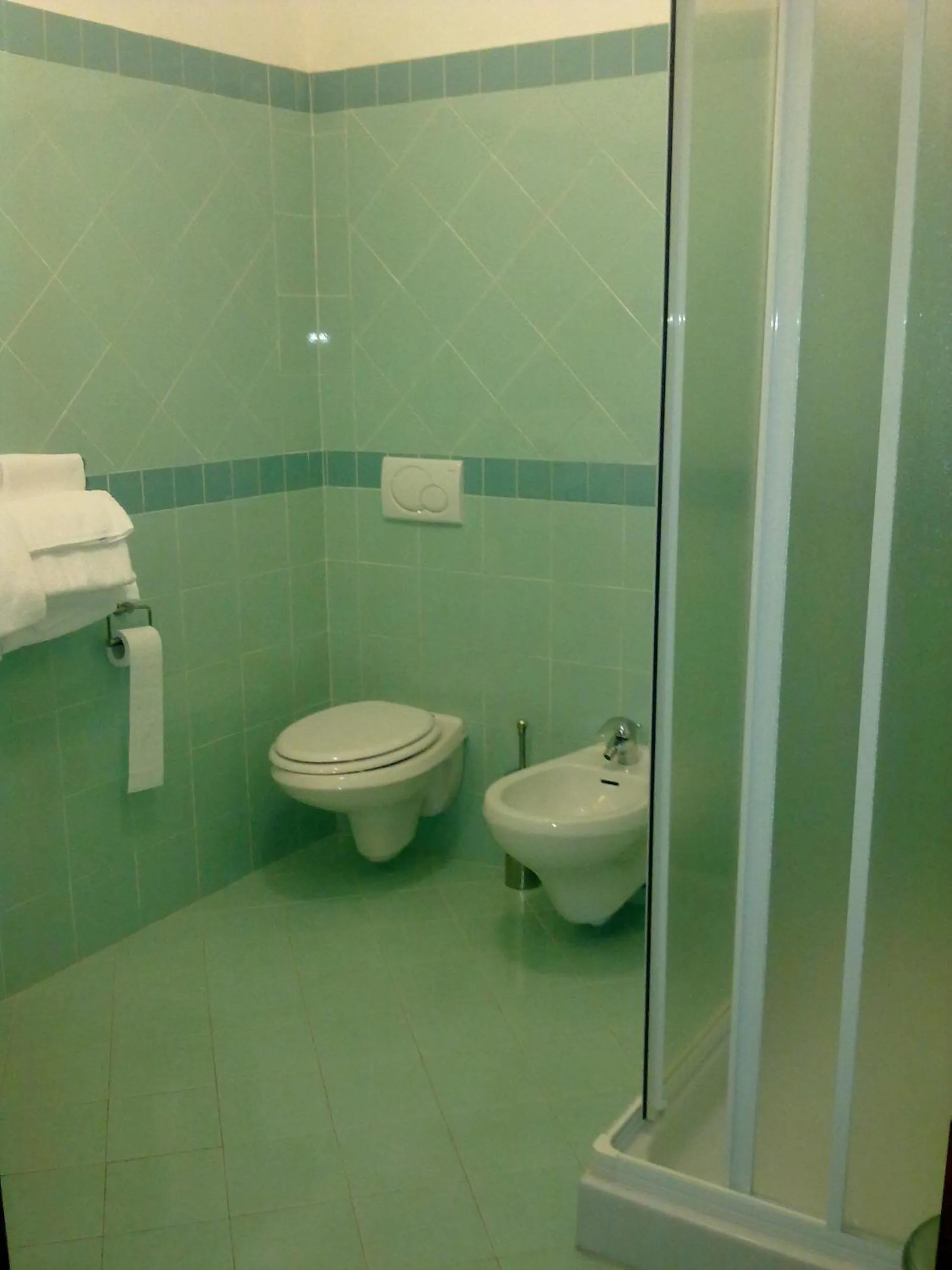 Bathroom in Albergo Italia di Nardi Renzo & C Snc