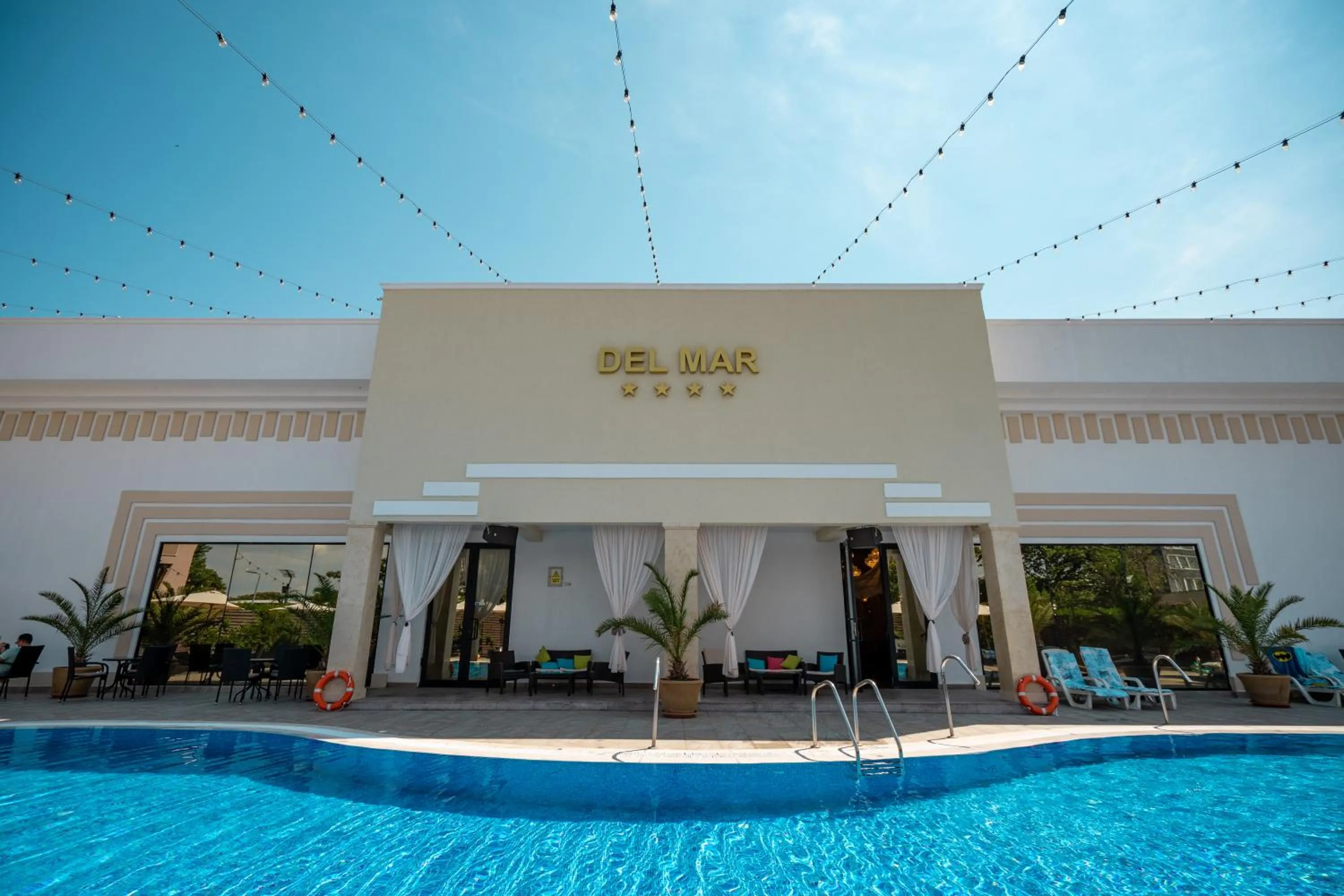 Property building in Hotel Del Mar & Conference Center