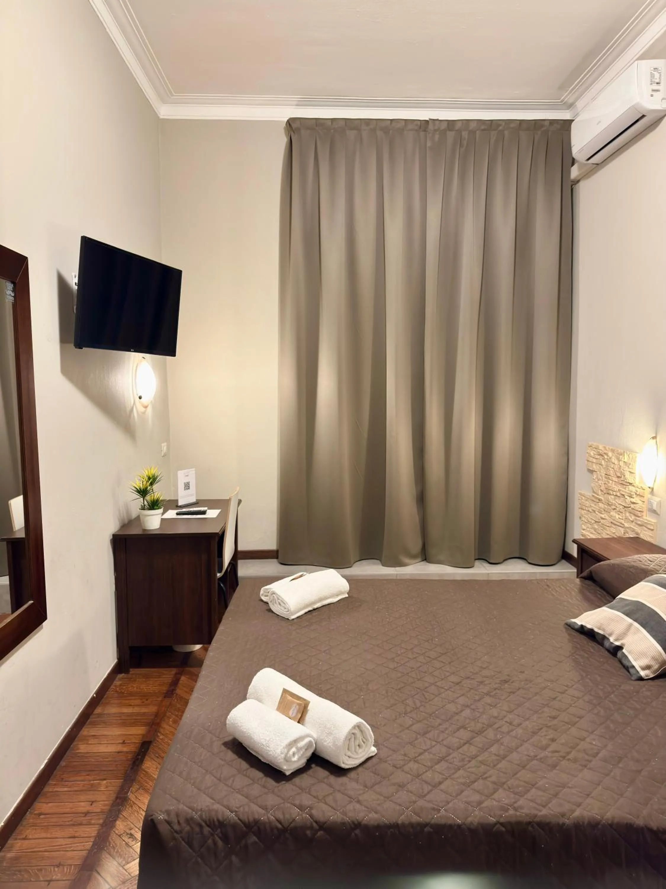 TV and multimedia, Bed in Carlo Goldoni Hotel