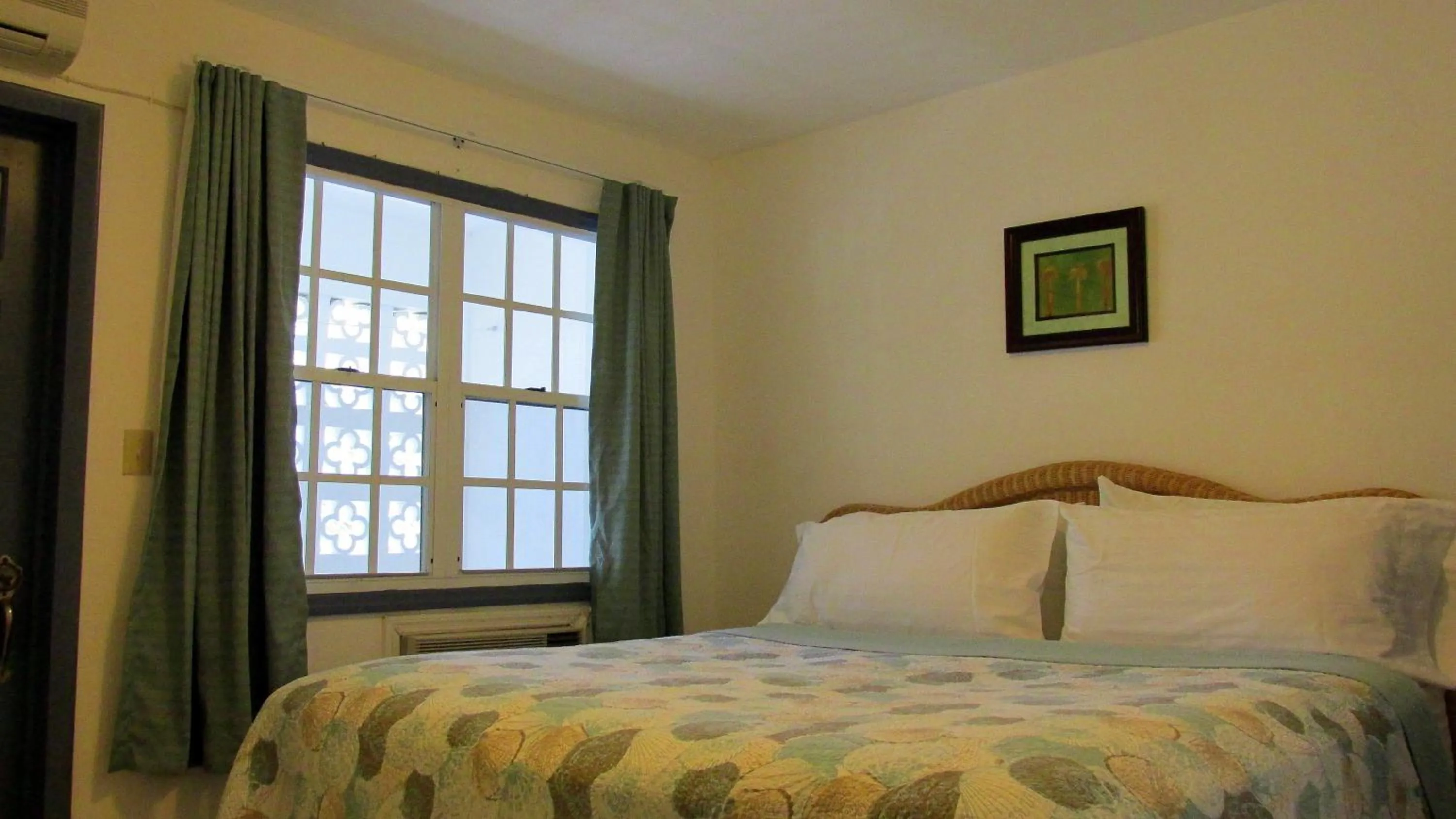 Bed in L'Esperance Hotel