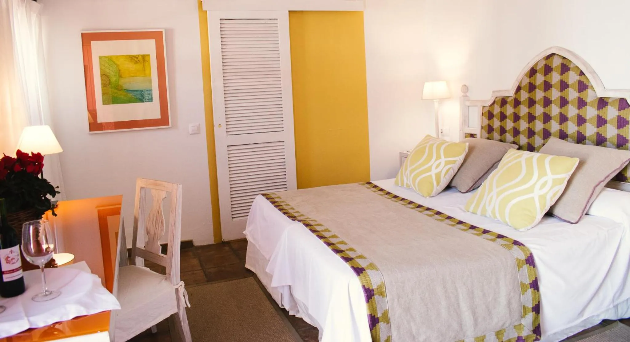 Bathroom, Bed in Hotel Cortijo del Arte - Caminito del Rey