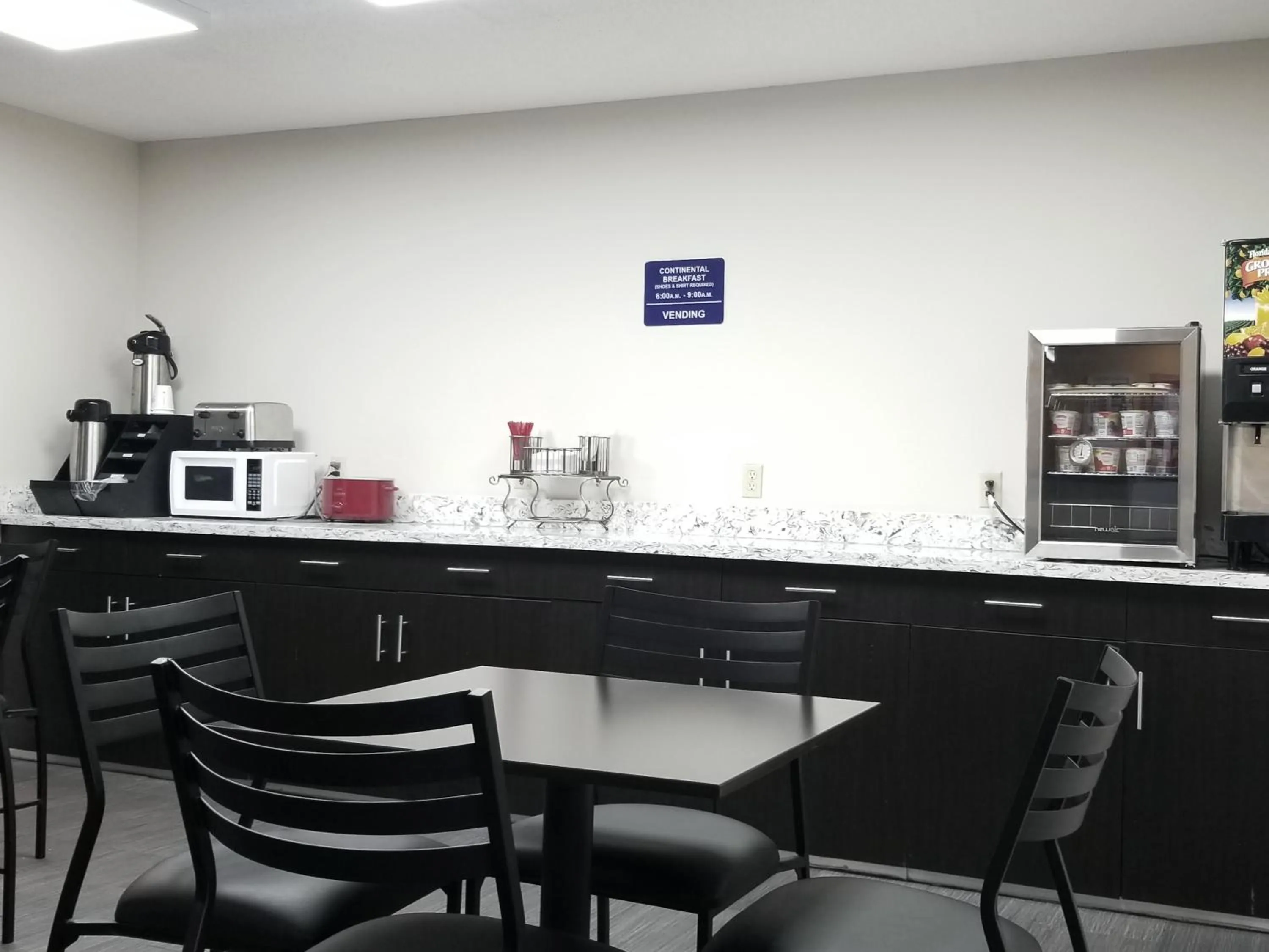 Coffee/tea facilities in Microtel Inn & Suites by Wyndham Riverside