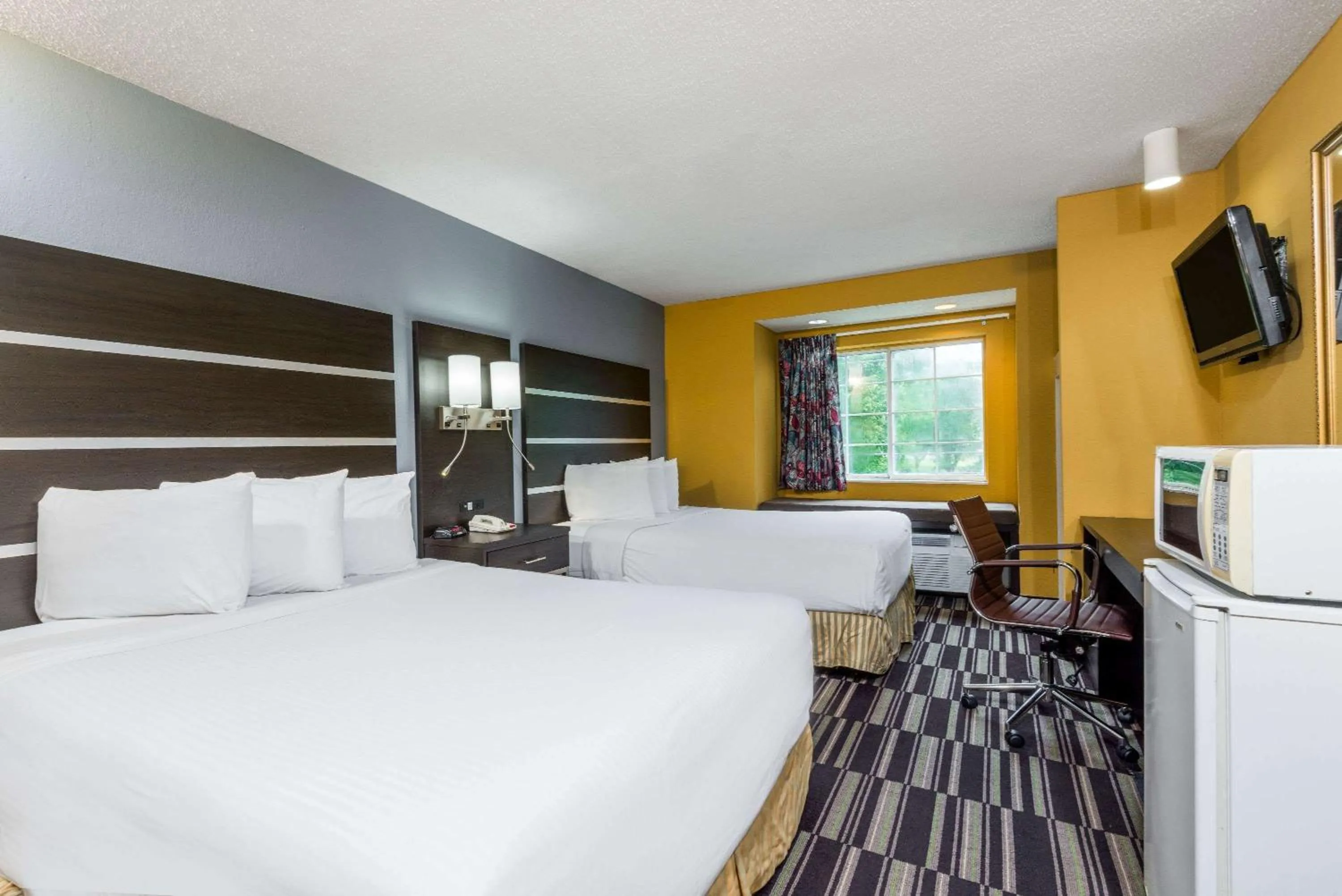 Photo of the whole room, Bed in Microtel Inn & Suites by Wyndham Riverside