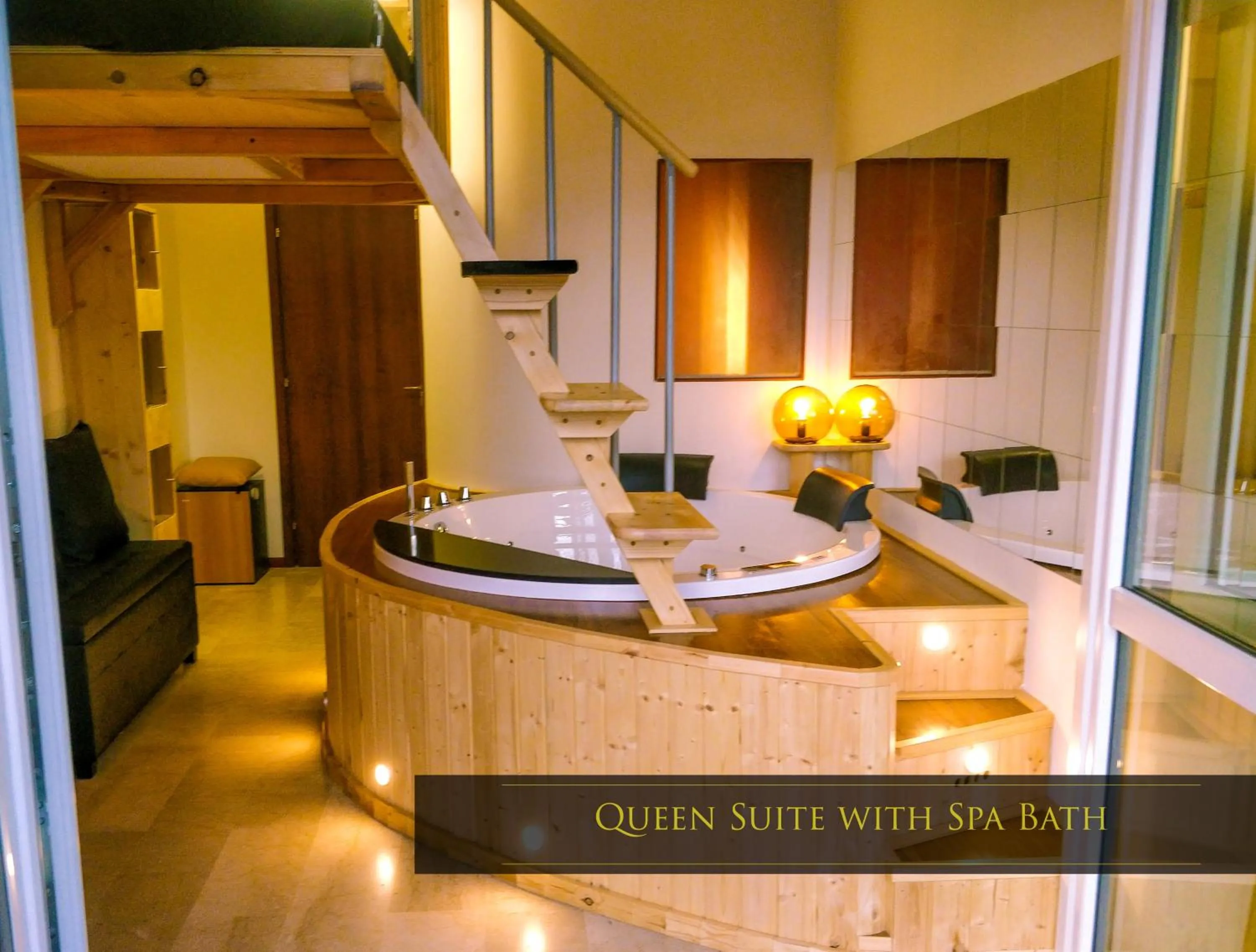 Queen Suite with Spa Bath in 4Roomz
