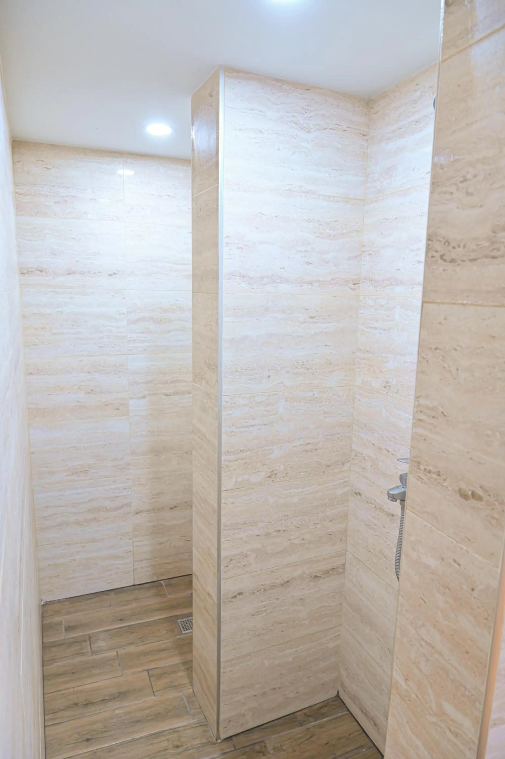 Bathroom in Hotel Bojur & Bojurland Apartment Complex