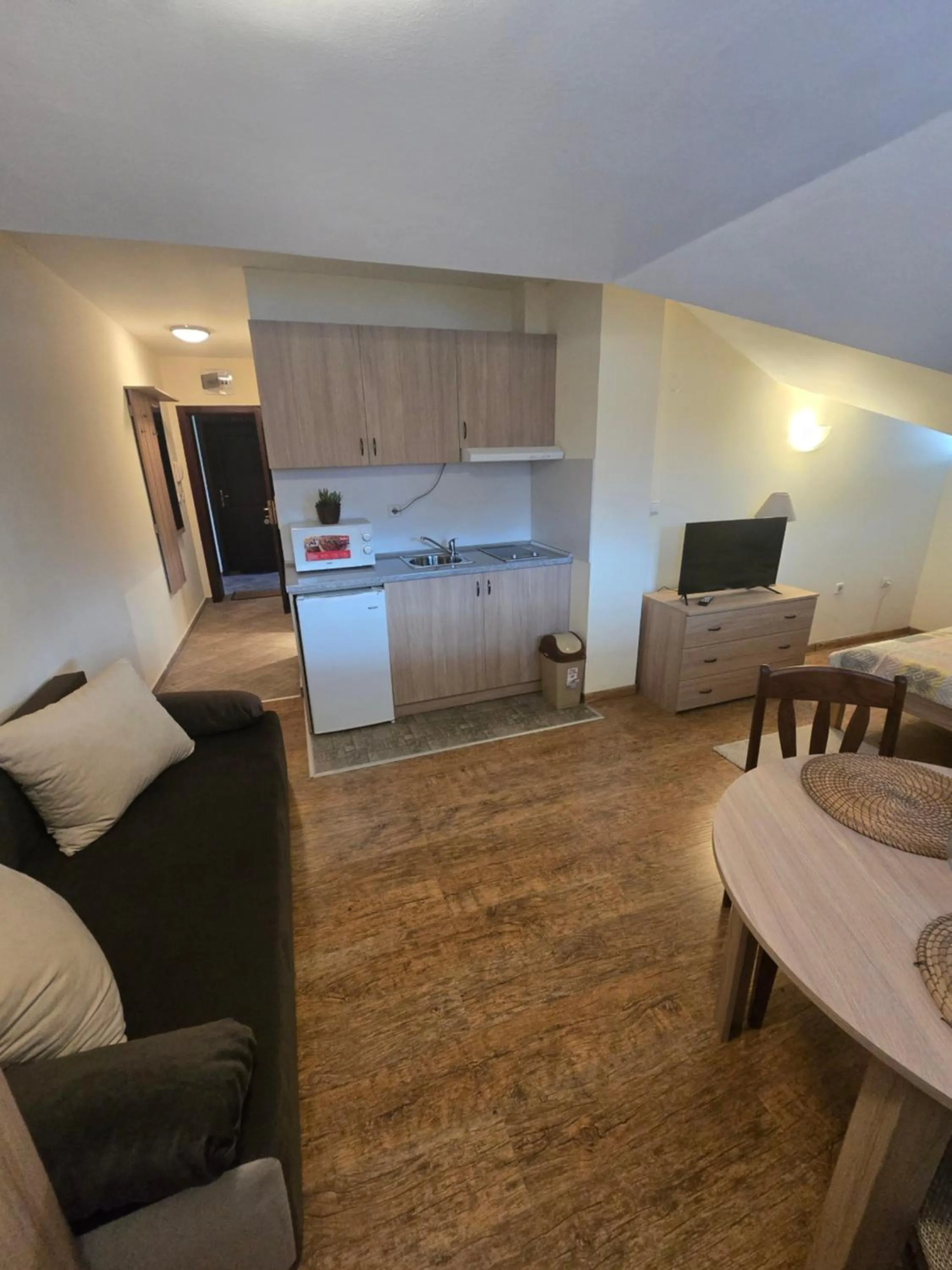 Kitchen or kitchenette in Hotel Bojur & Bojurland Apartment Complex