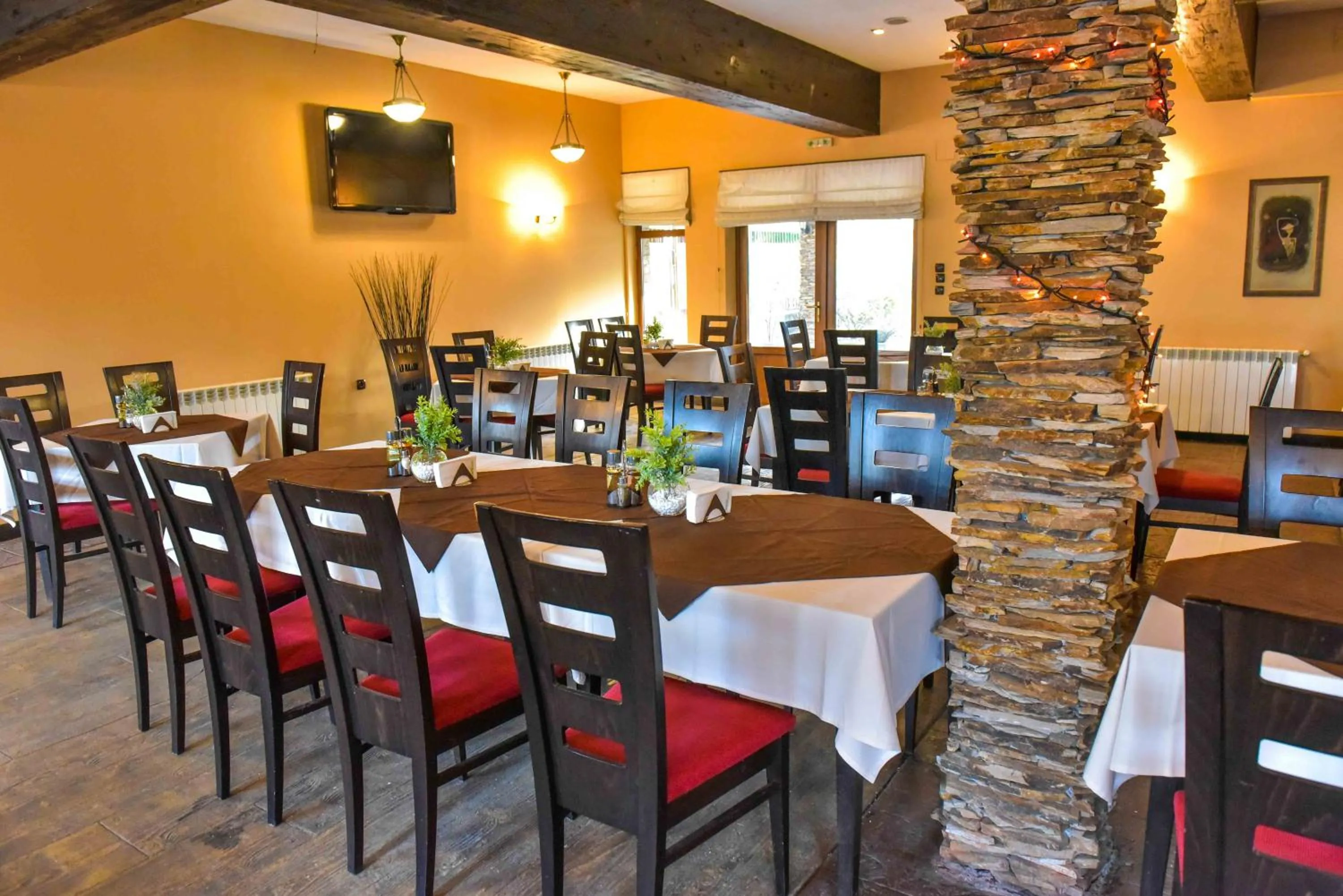 Restaurant/places to eat in Hotel Bojur & Bojurland Apartment Complex