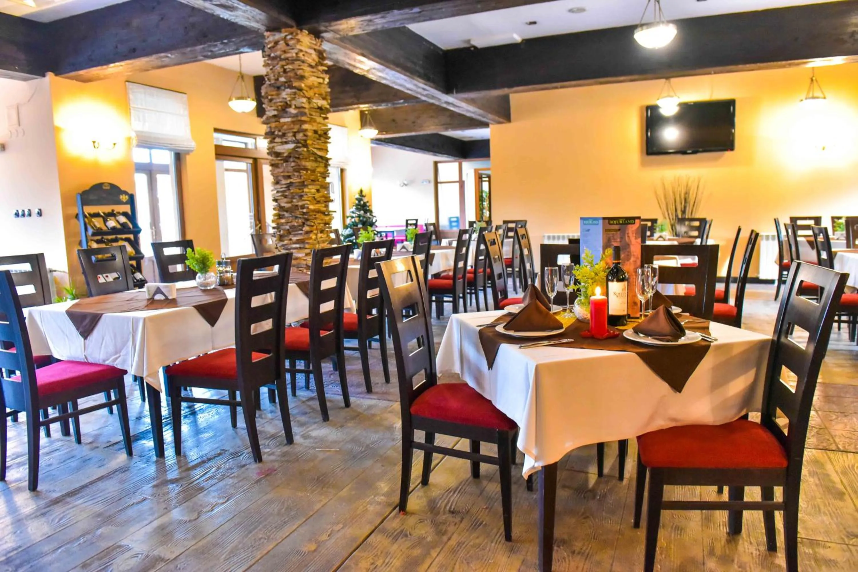 Restaurant/places to eat in Hotel Bojur & Bojurland Apartment Complex
