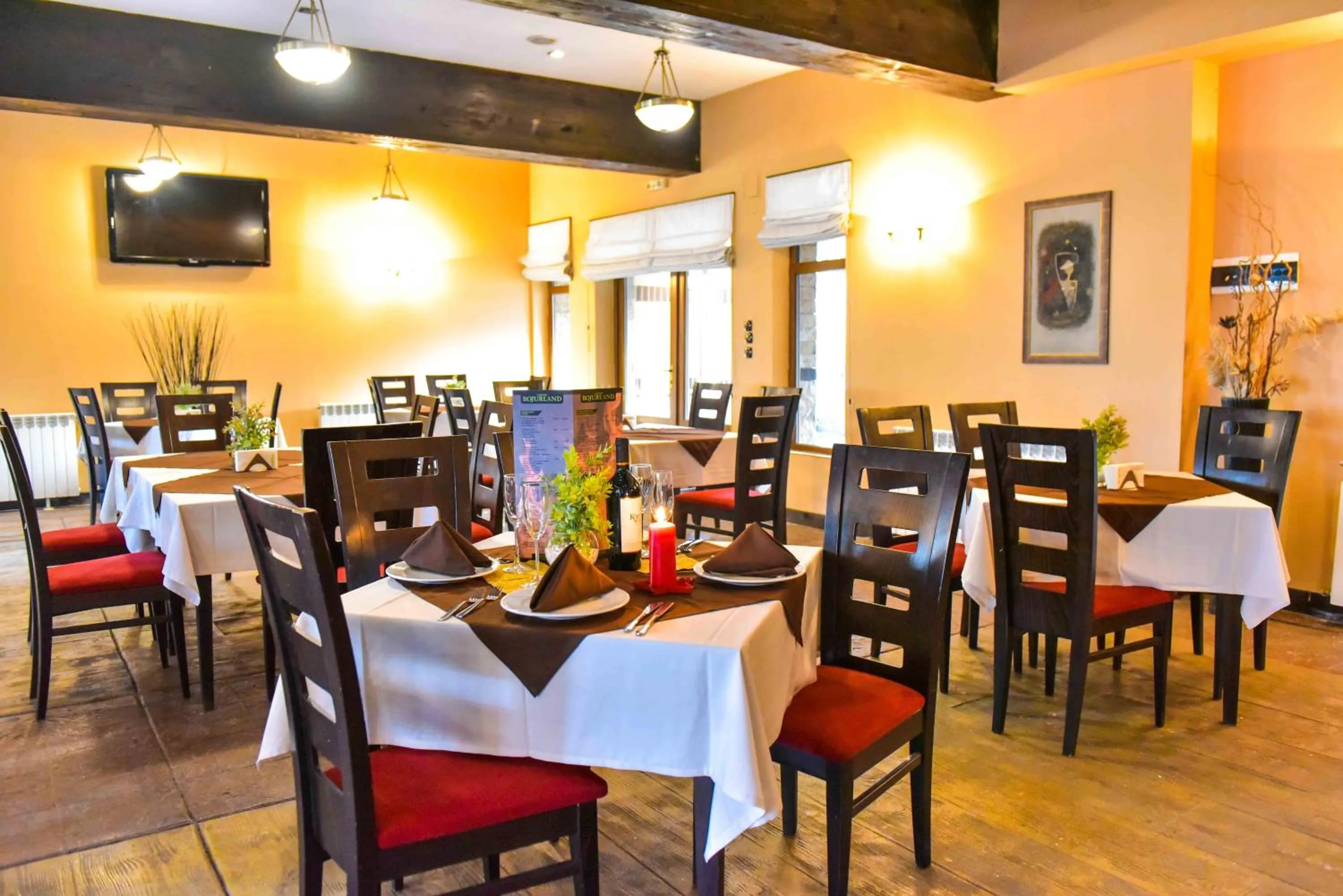 Restaurant/places to eat in Hotel Bojur & Bojurland Apartment Complex