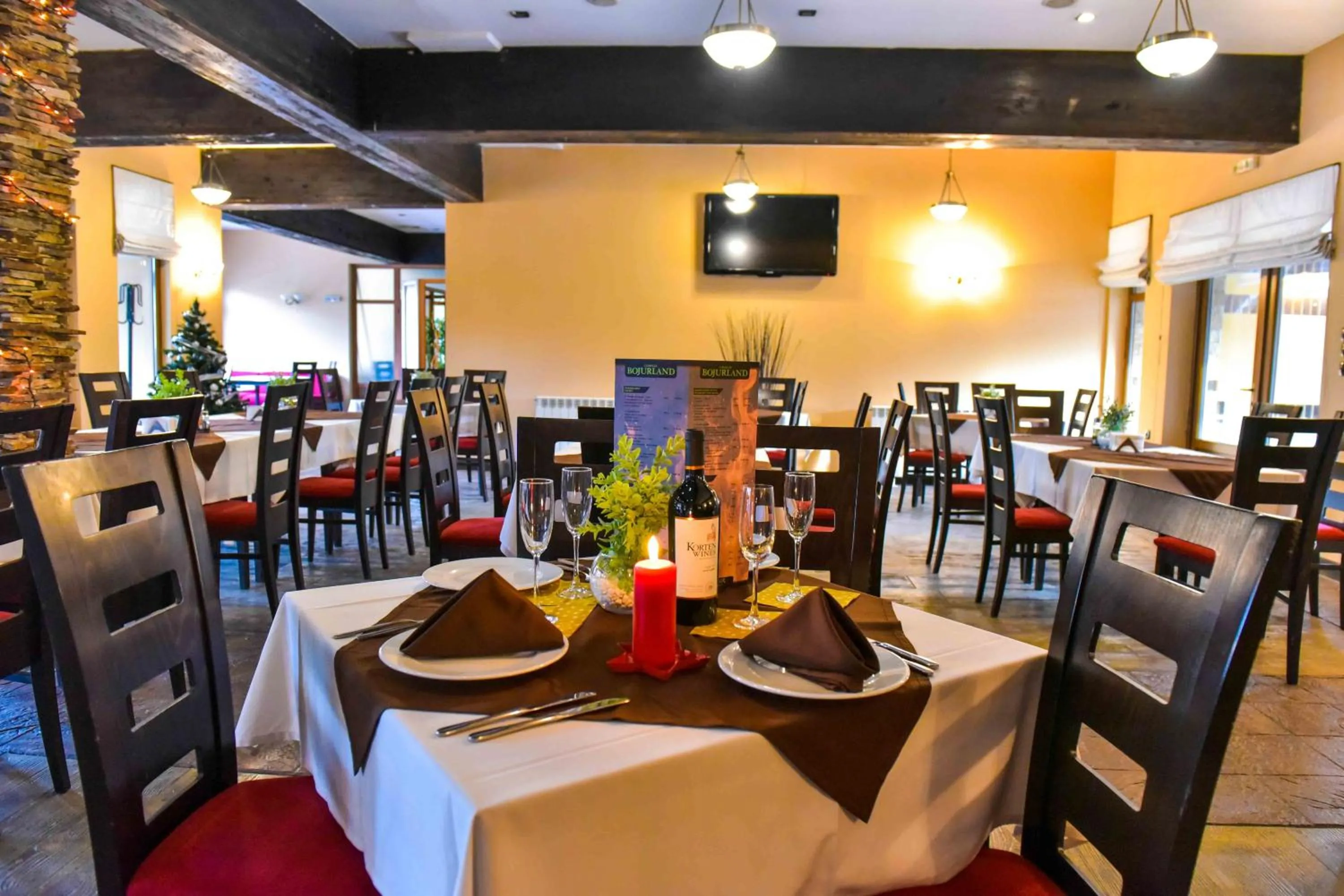 Restaurant/places to eat in Hotel Bojur & Bojurland Apartment Complex