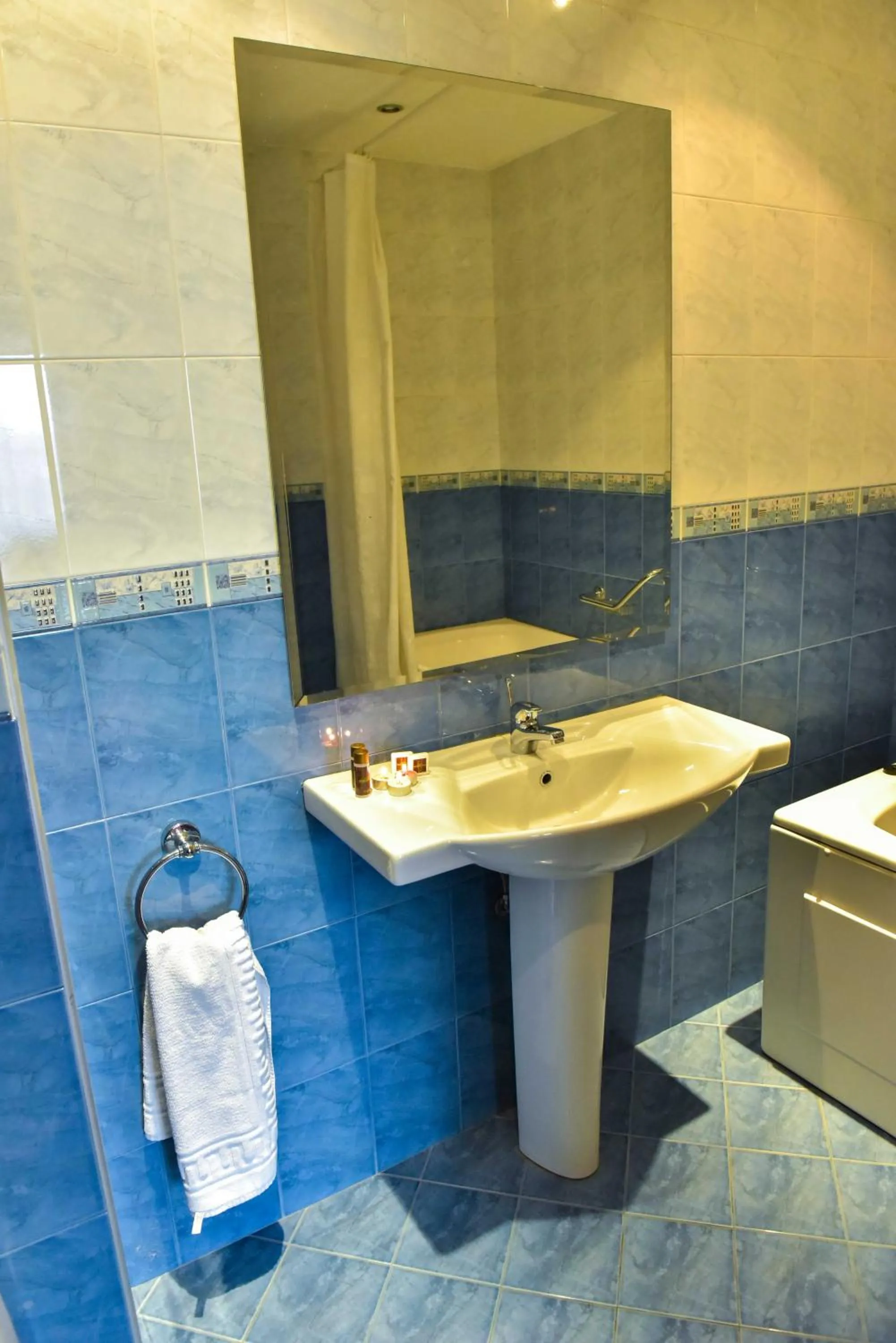 Bathroom in Hotel Bojur & Bojurland Apartment Complex