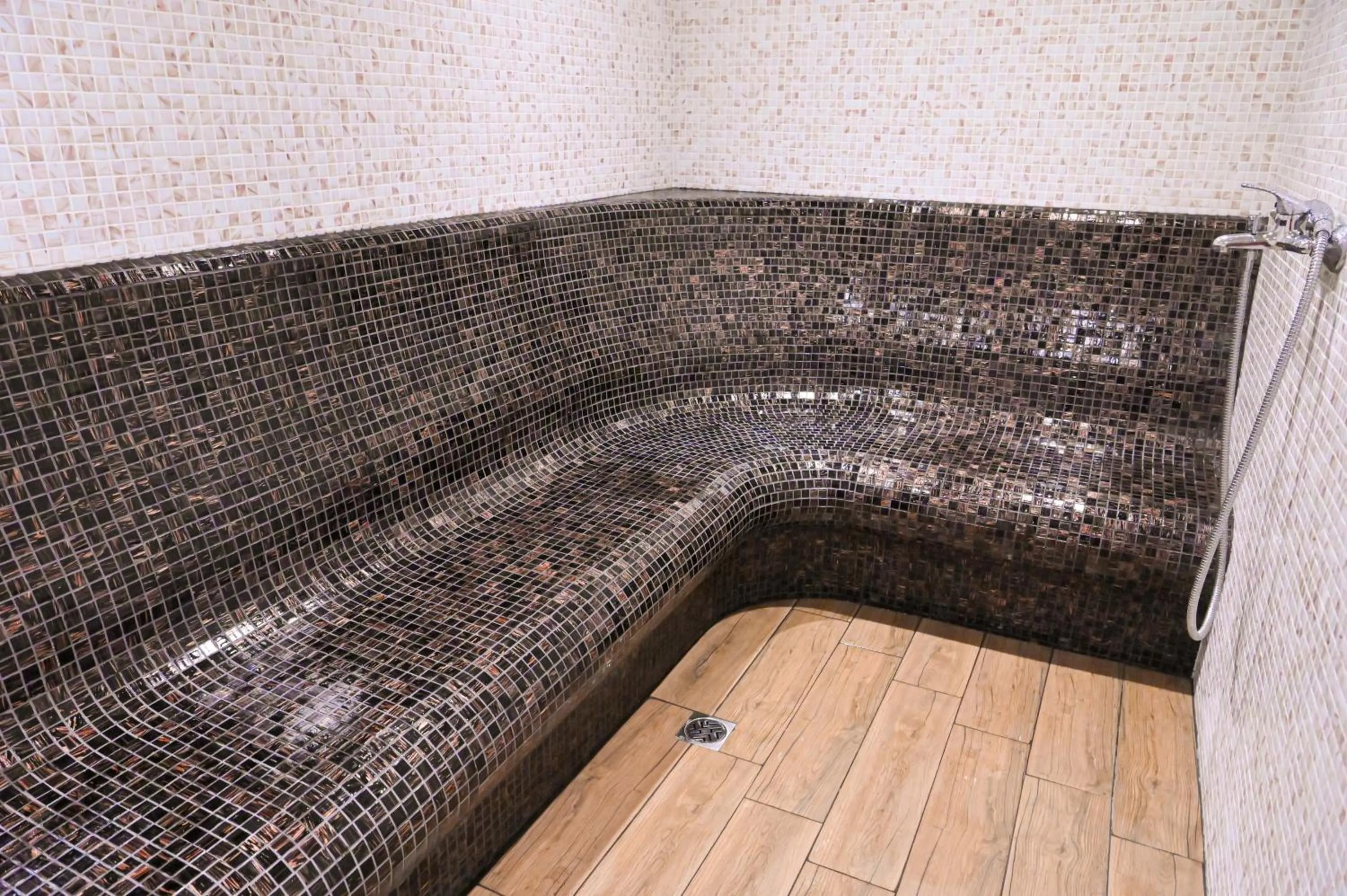 Steam room in Hotel Bojur & Bojurland Apartment Complex