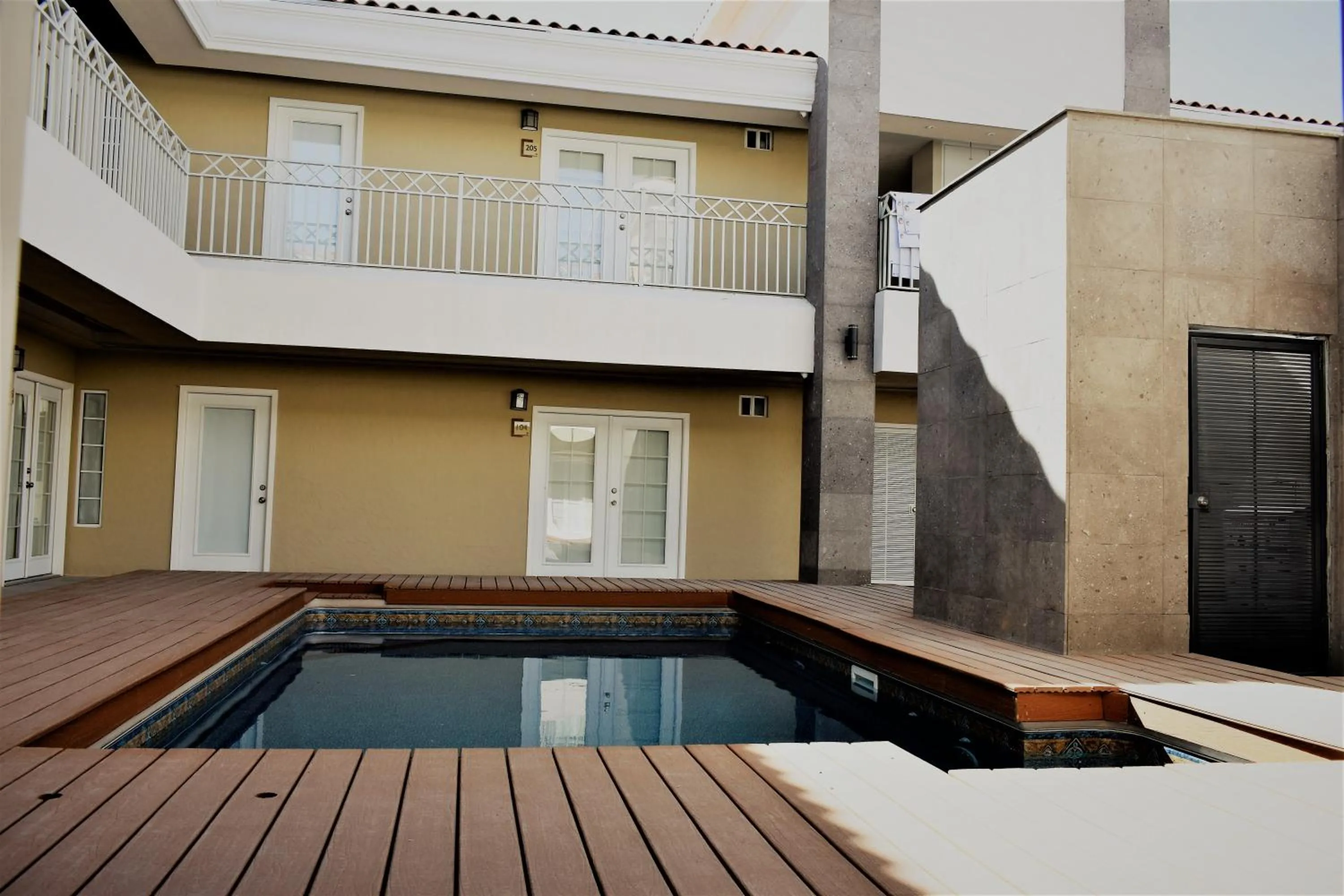 California Comfort & Suites