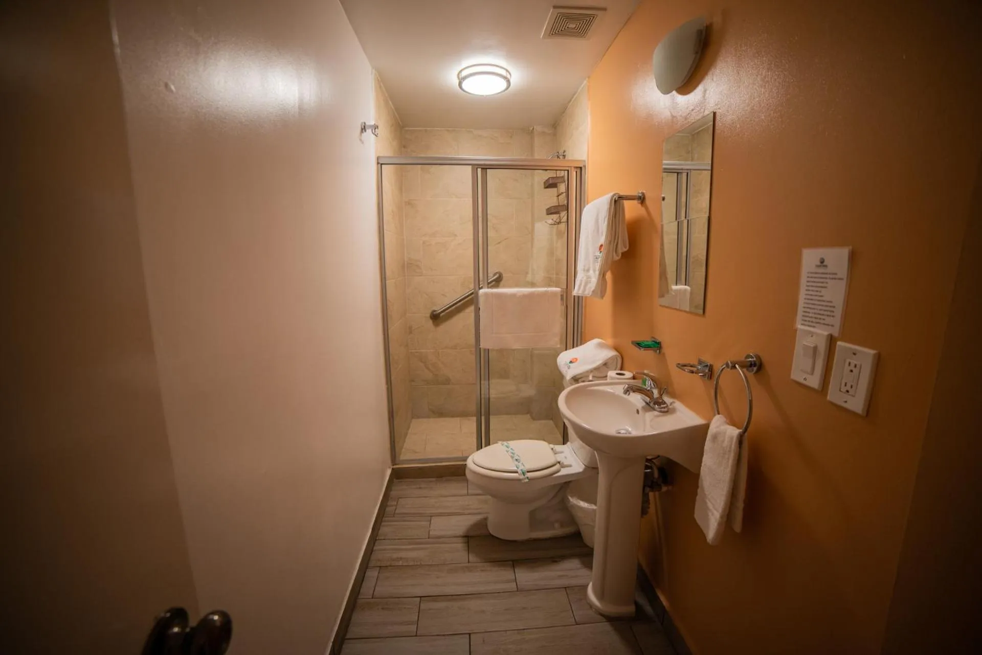 Bathroom in California Comfort & Suites