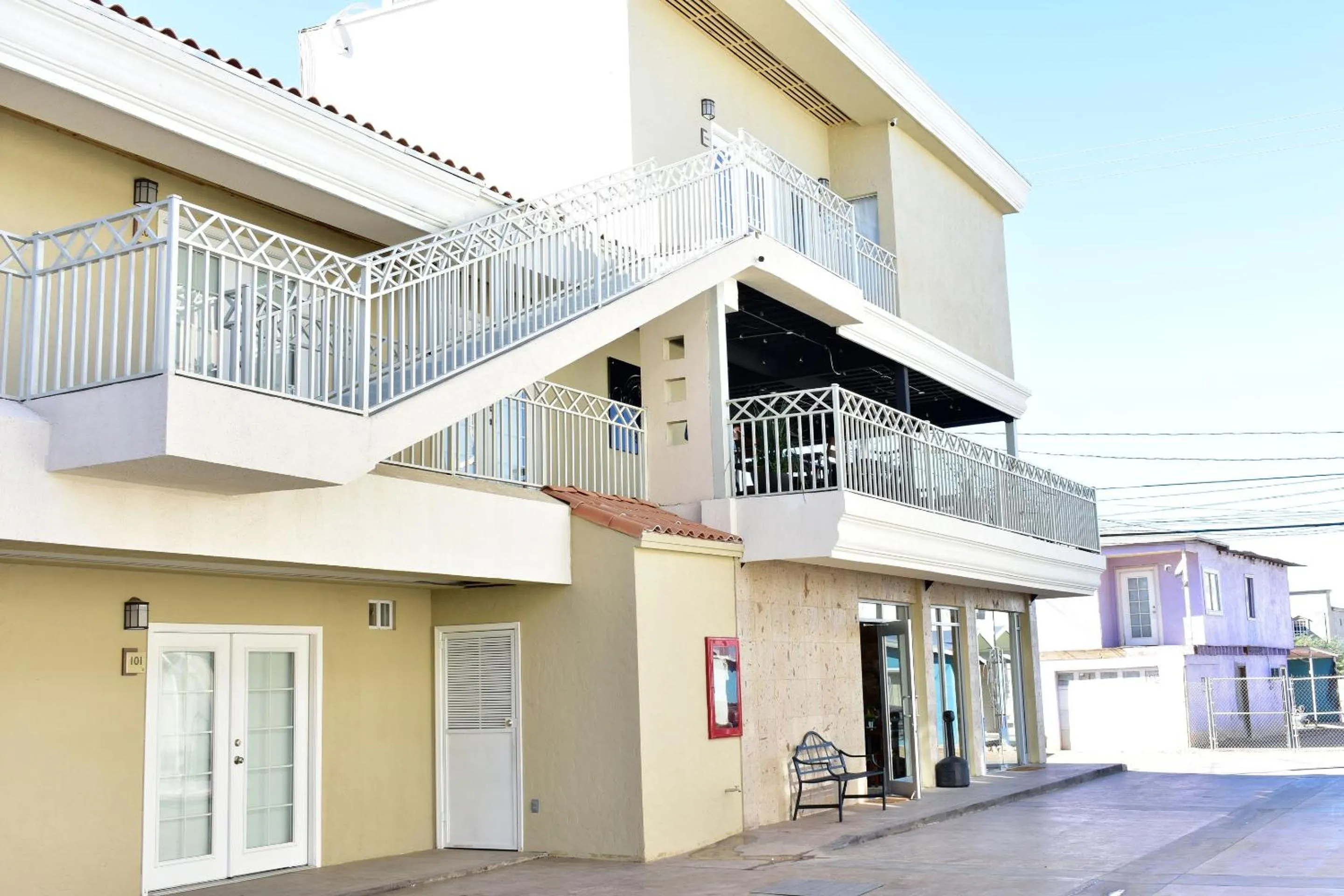 Facade/entrance in California Comfort & Suites