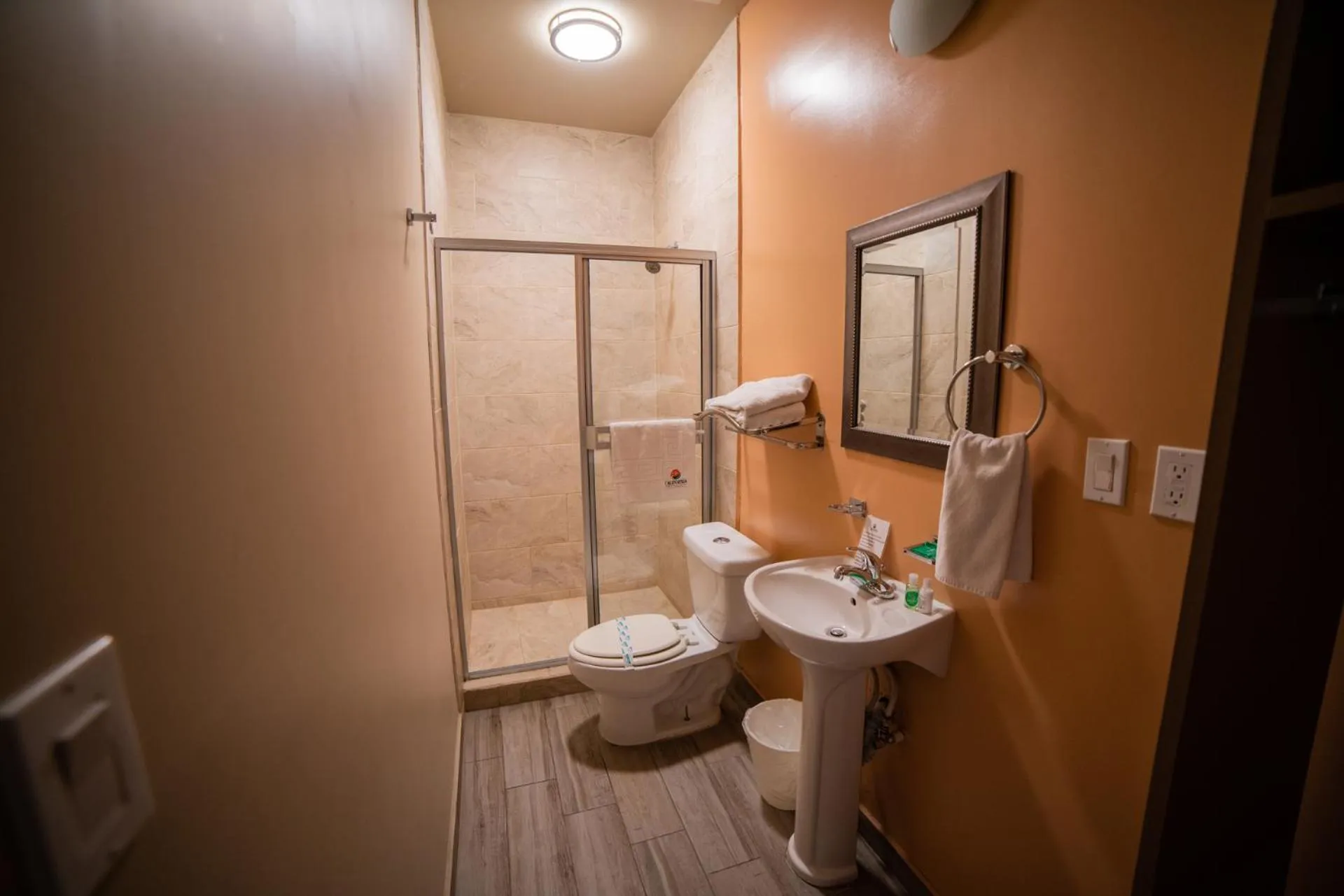 Bathroom in California Comfort & Suites