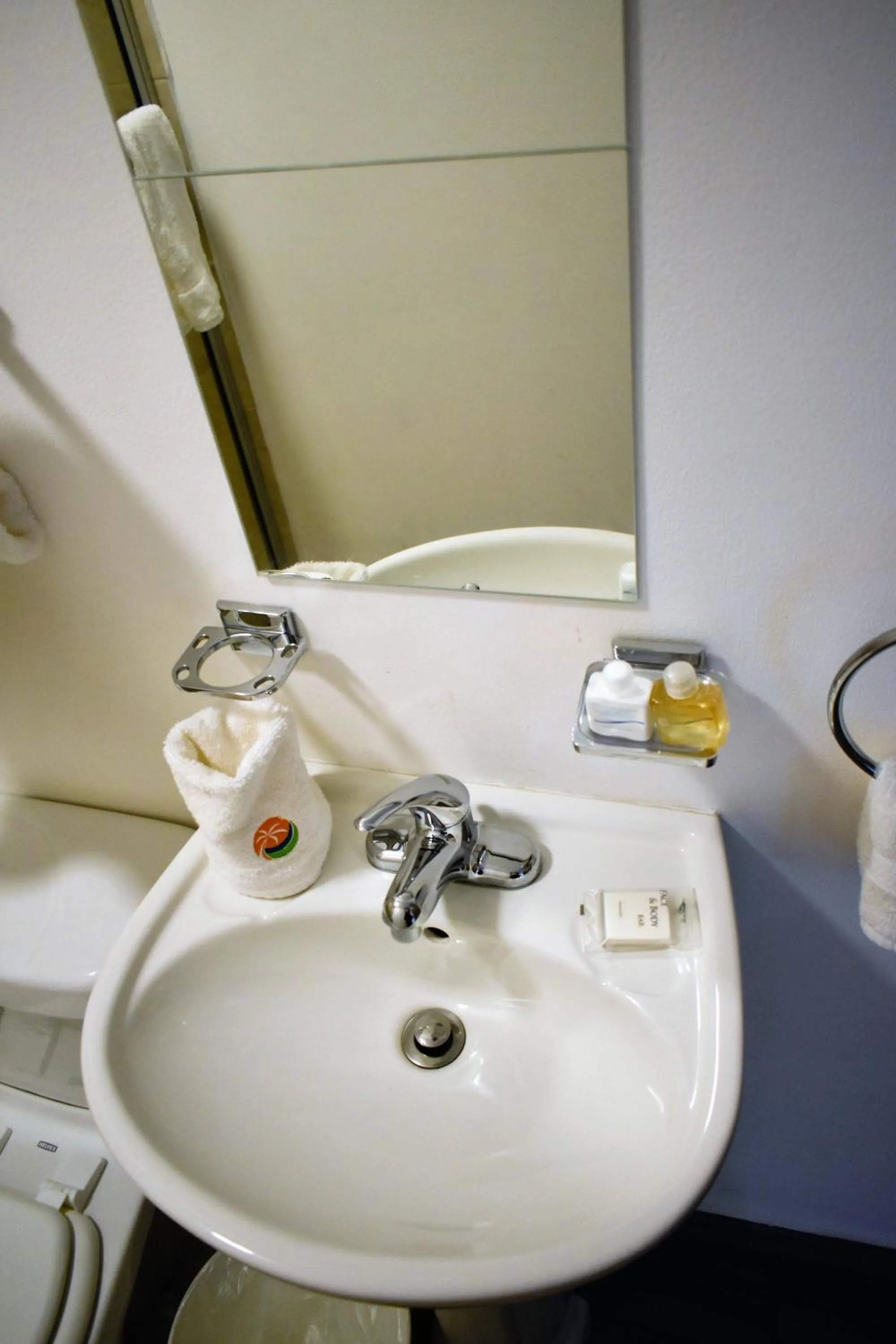 Bathroom in California Comfort & Suites