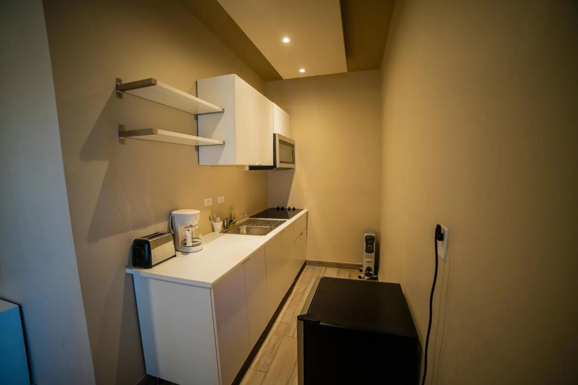 California Comfort & Suites