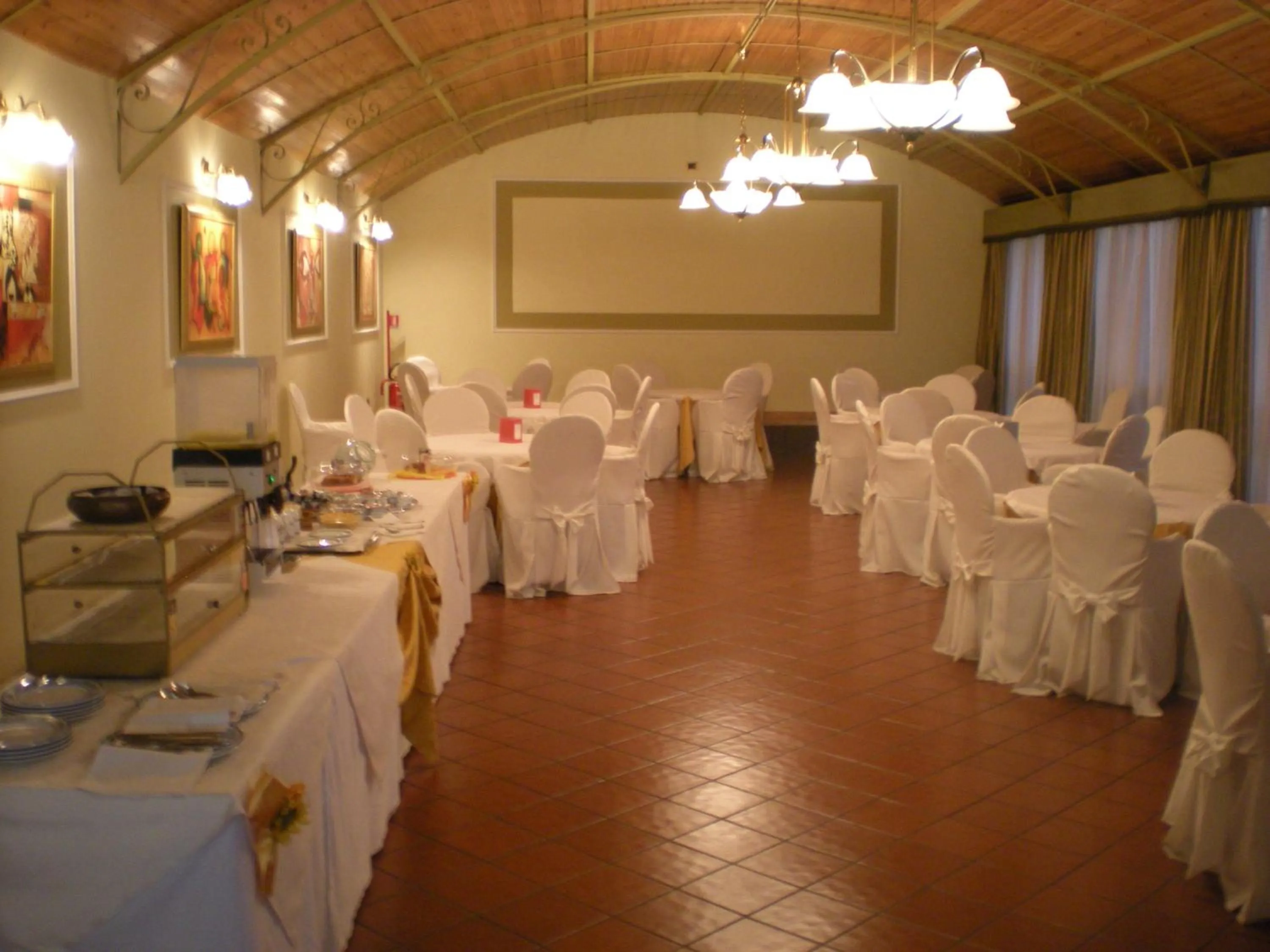 Restaurant/places to eat in Cristal Hotel