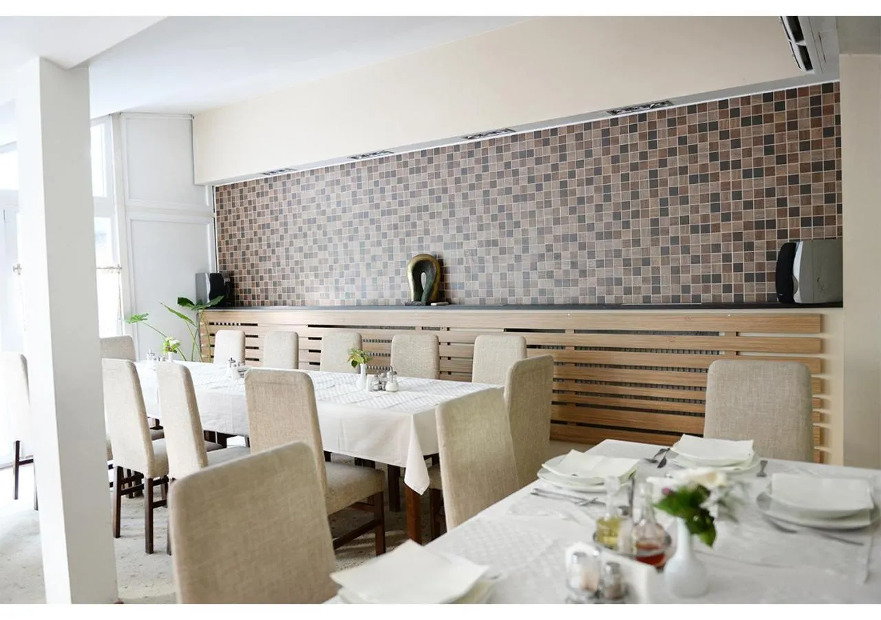 Restaurant/places to eat in Hotel Ambasador