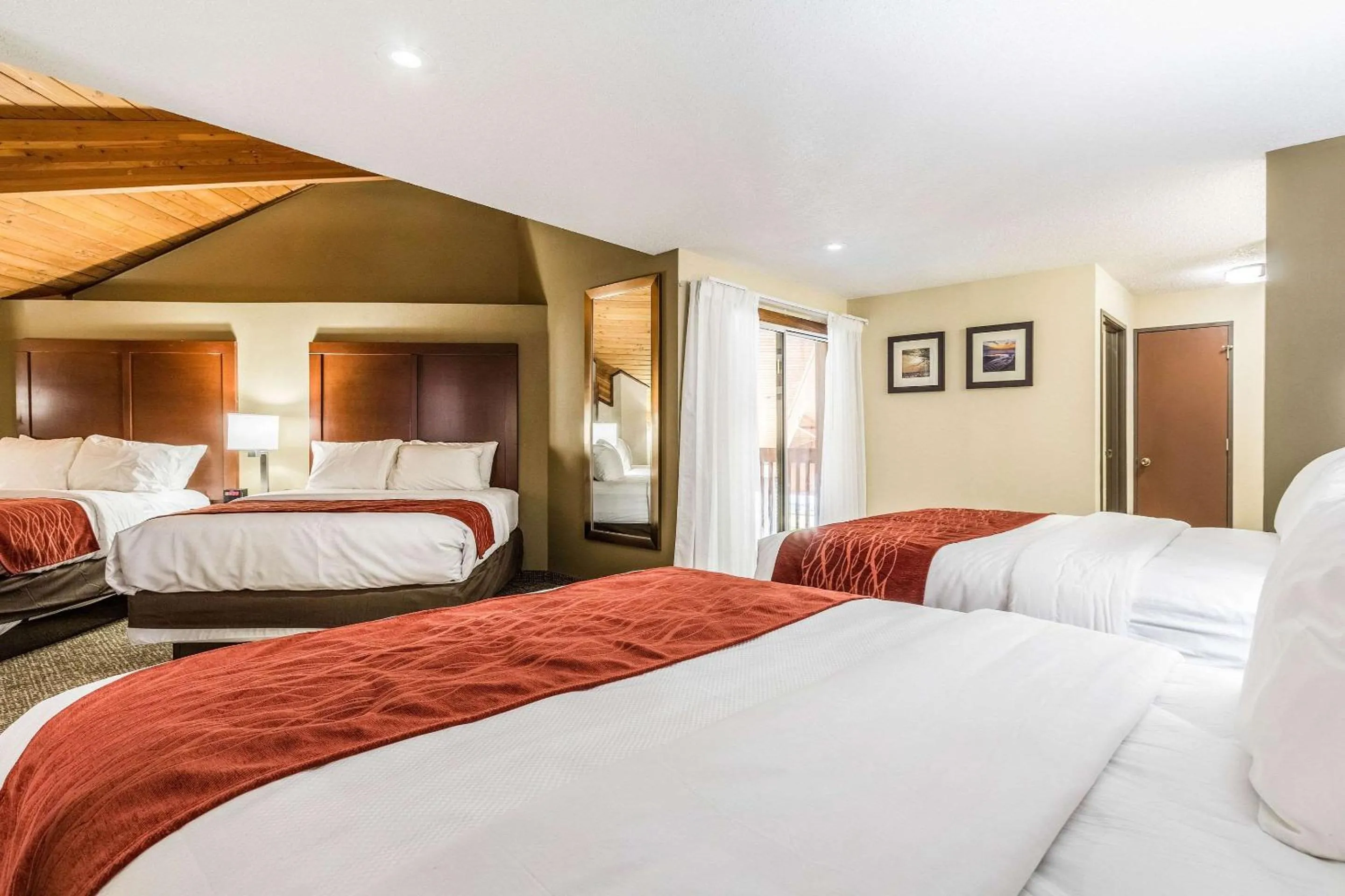 Photo of the whole room, Bed in Comfort Inn Norwalk - Sandusky