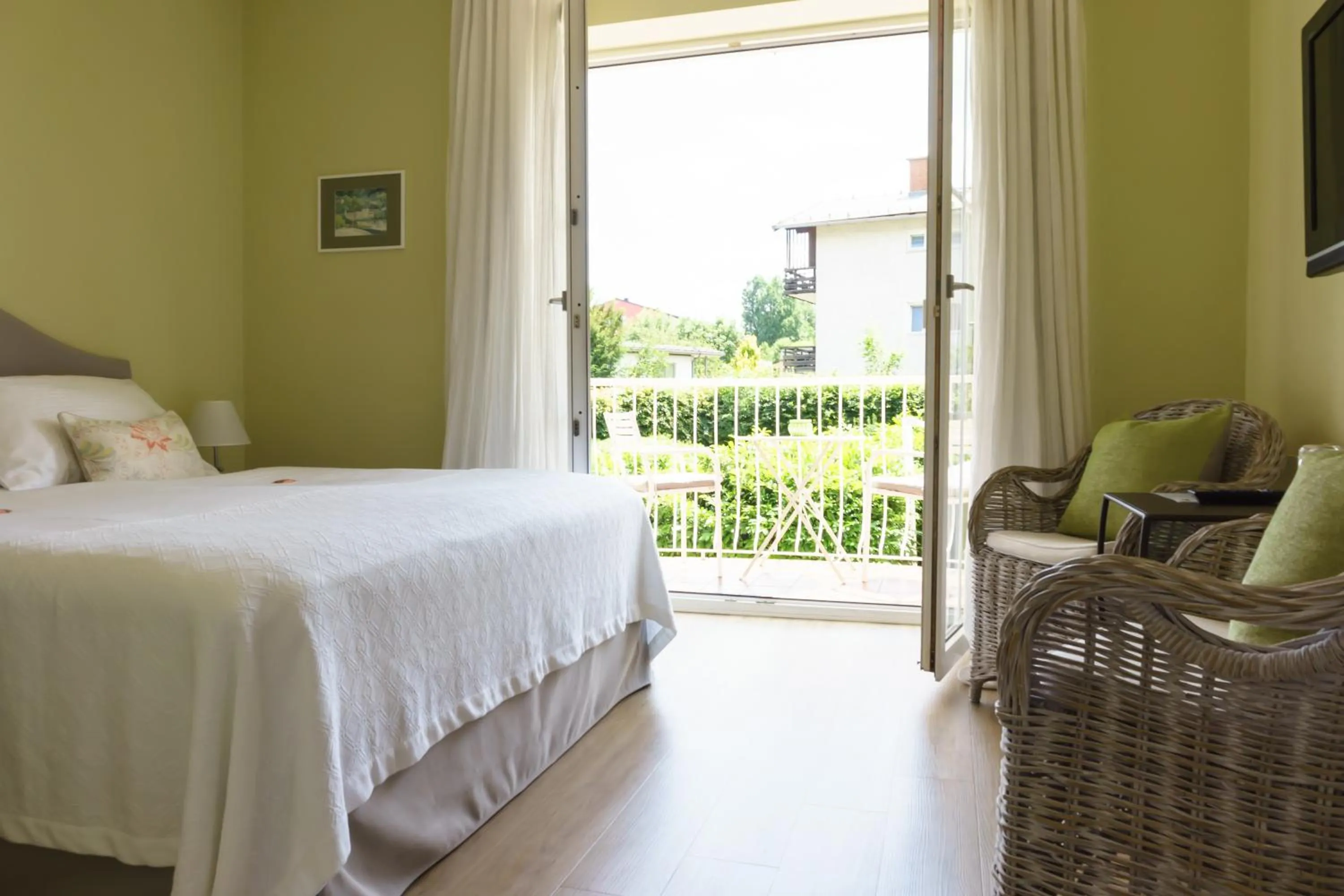 Garden view, Bed in The Little Guesthouse