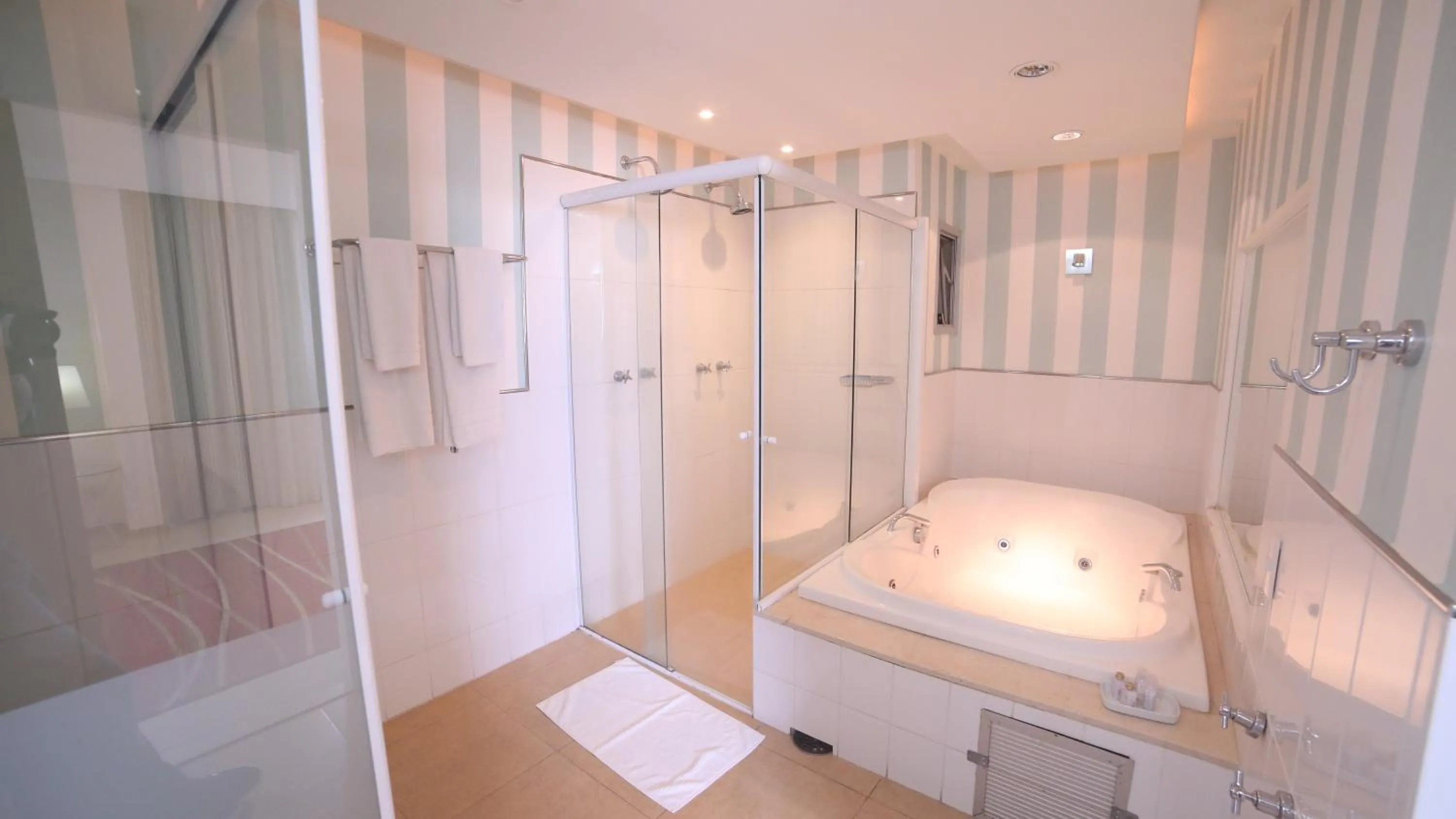 Shower in Sumatra Hotel e Centro de Convenções