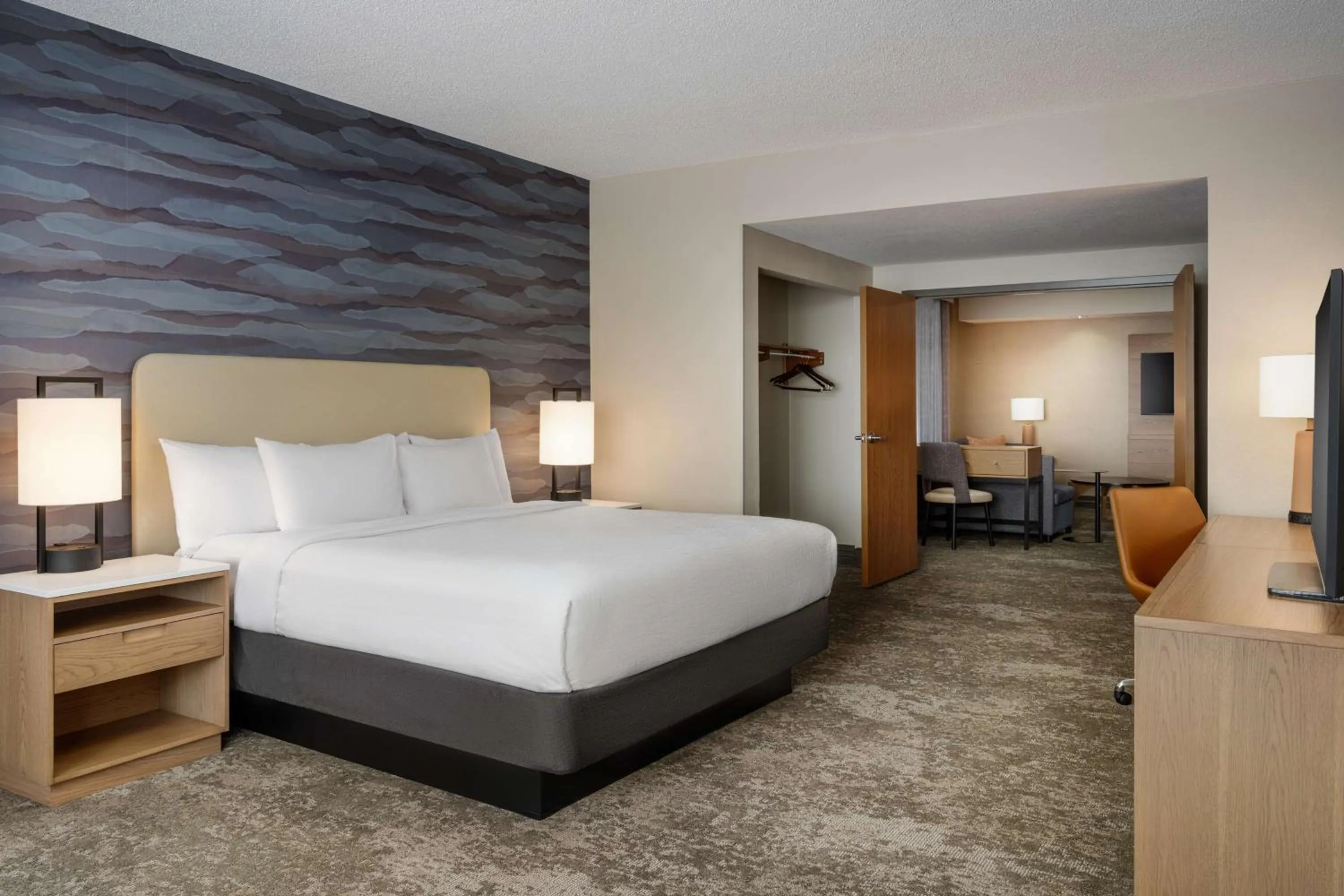Living room, Bed in Embassy Suites North Charleston Airport Hotel Convention